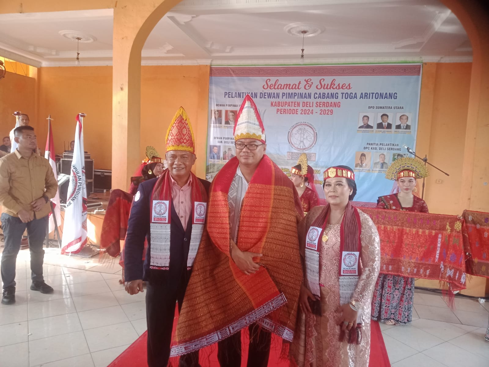 DIULOSI:  dr Asri Ludin Tambunan mendapat ulos dan Sartopi dari pengurus Toga Aritonang. ISTIMEWA/SUMUT POS