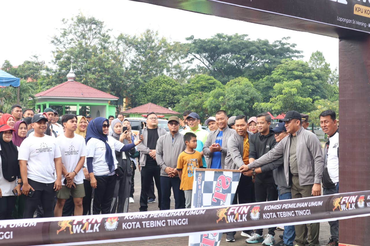 FUN WALK: Ketua KPU Kota Tebingtinggi Emil Sofyan didampingi Pj Wali Kota Tebingtinggi Moettaqien Hasrimi dalam kegiatan fun walk sosialisasikan Pilkada Kota&nbsp;Tebingtinggi.(SOPIAN/SUMUT POS)