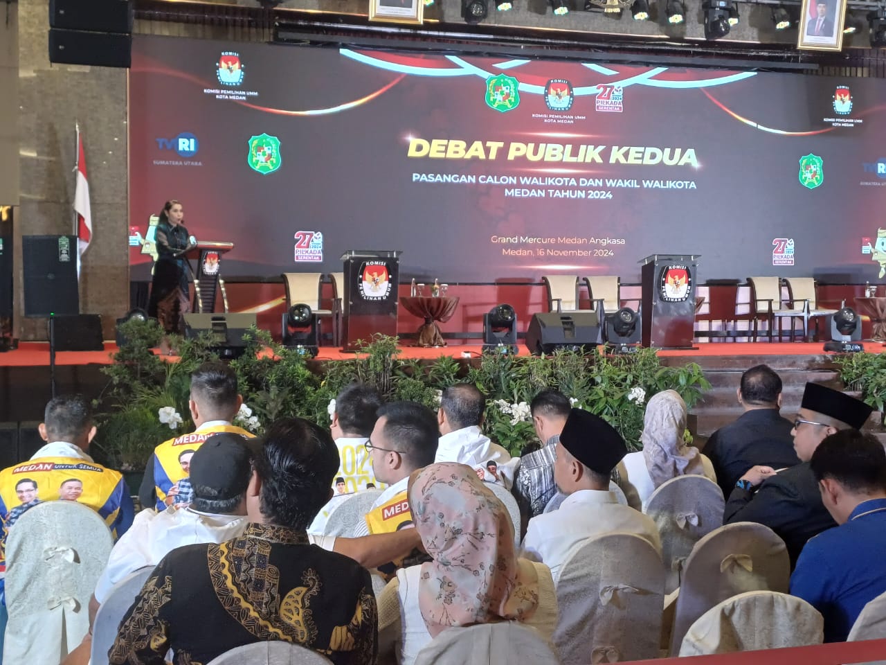 MEMBUKA: Ketua KPU Kota Medan, Mutia Atiqah saat membuka Debat Publik Kedua Pilkada Medan yang digelar Sabtu (6/11/2024)&nbsp;lalu.(Markus Pasaribu/Sumut Pos)