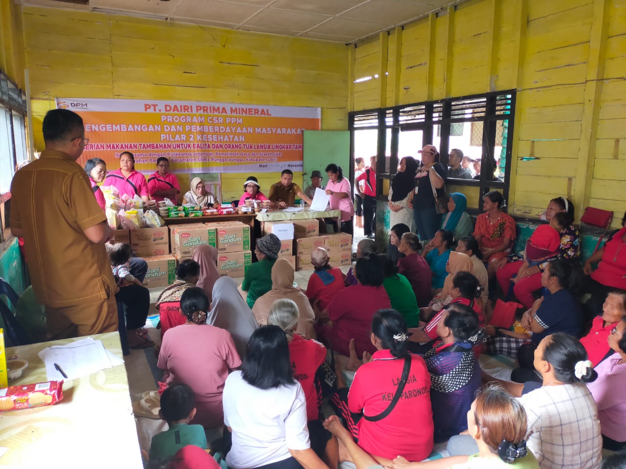 SALURKAN CSR: PT Dairi Prima Mineral kembali salurkan bantuan program CSR kepada masyarakat di Kelurahan Parongil, Kecamatan Silima Pungga-Pungga, Selasa (19/11/2024).RUDY SITANGGANG/SUMUT&nbsp;POS.