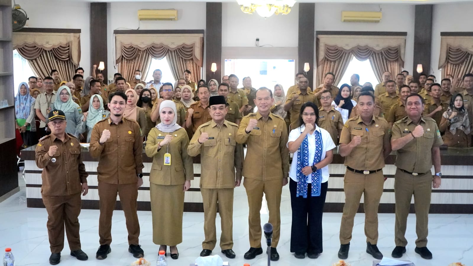 BERSAMA: Foto bersama Sekda Langkat dan peserta sosialisasi pengembangan&nbsp;inovasi&nbsp;daerah.(Diskominfo Langkat/Sumut Pos)