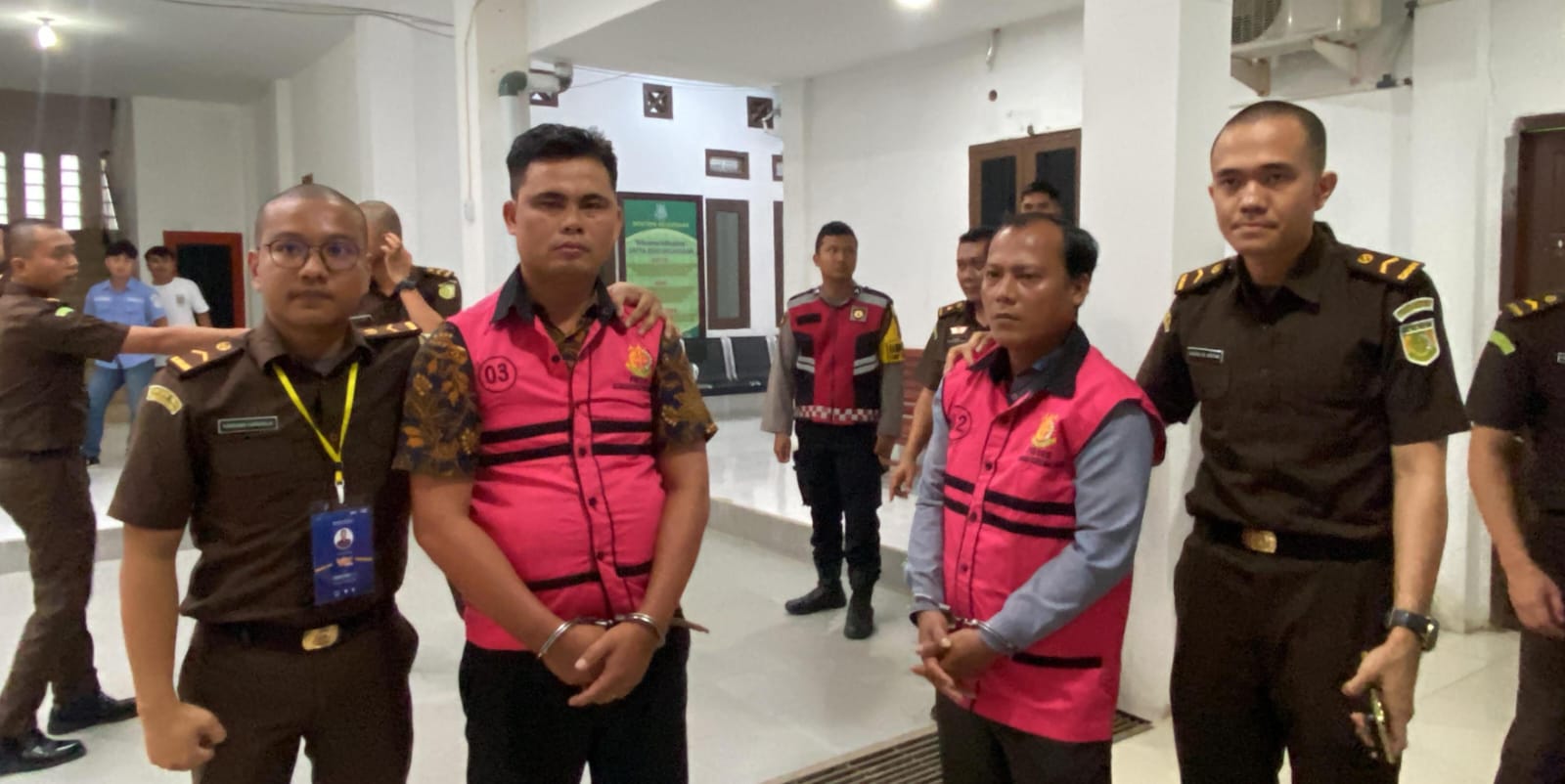 DIBOYONG: Penyidik Kejari Nisel saat memboyong kedua tersangka, TB dan LB  ke Lapas III Teluk Dalam. ( EURISMAN/SUMUT&nbsp;POS)