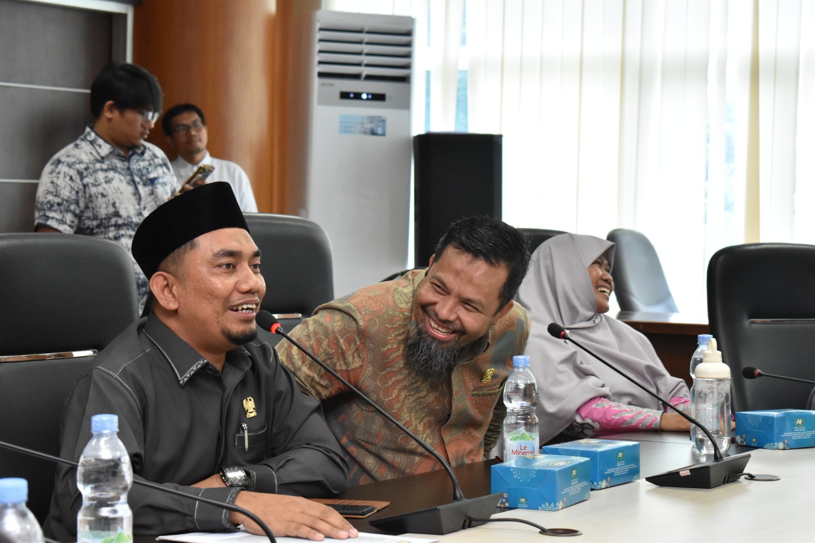 TERIMA: Anggota DPRD Medan fraksi PKS, Zulham Efendi, S.Pd.MI, Anggota Fraksi, Hj. Sri Rezeki, A.Md, dr. H. Ade Taufiq, Sp.Og. dan Datuk Iskandar Muda, A.Md. saat menerima kunjungan&nbsp;siswa&nbsp;An-Nizam.