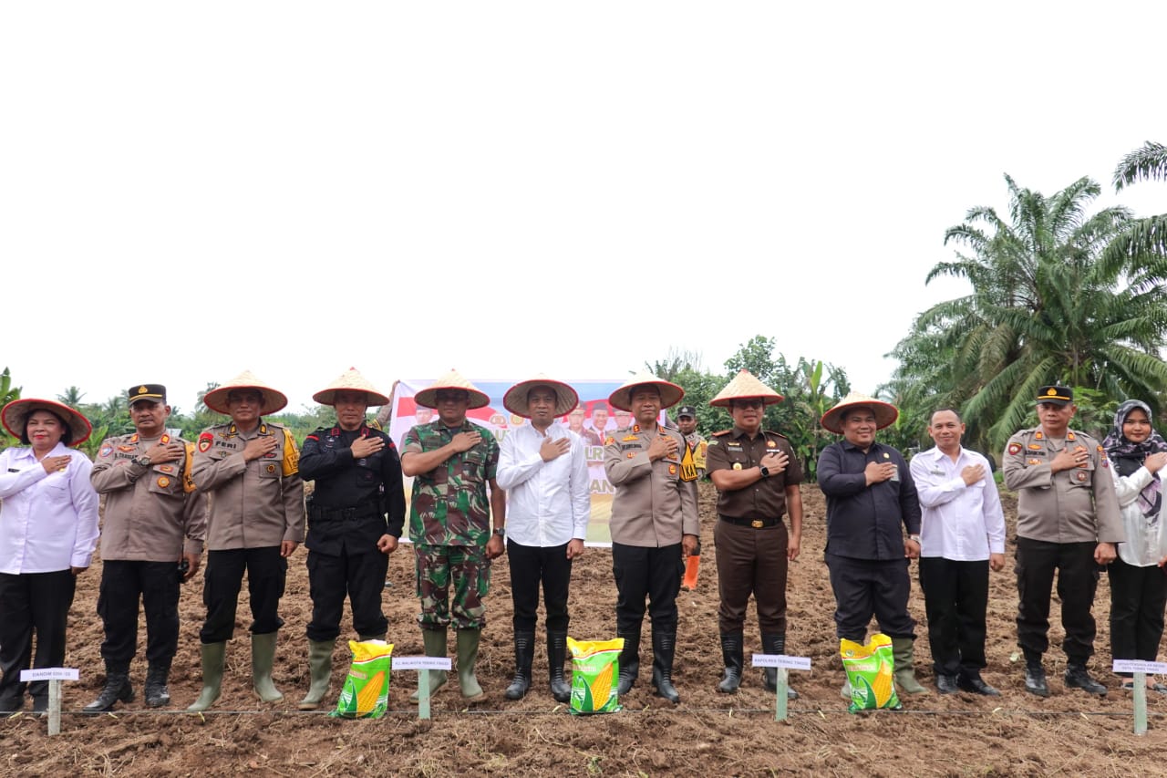 TANAM: Kapolres Tebingtinggi AKBP Simon Paulus Sinulingga di dampingi Pj Wali Kota Tebingtinggi Moettaqien Hasrimi dan Forkompinda dalam Launching tanam jagung dukung program ketahanan pangan nasional