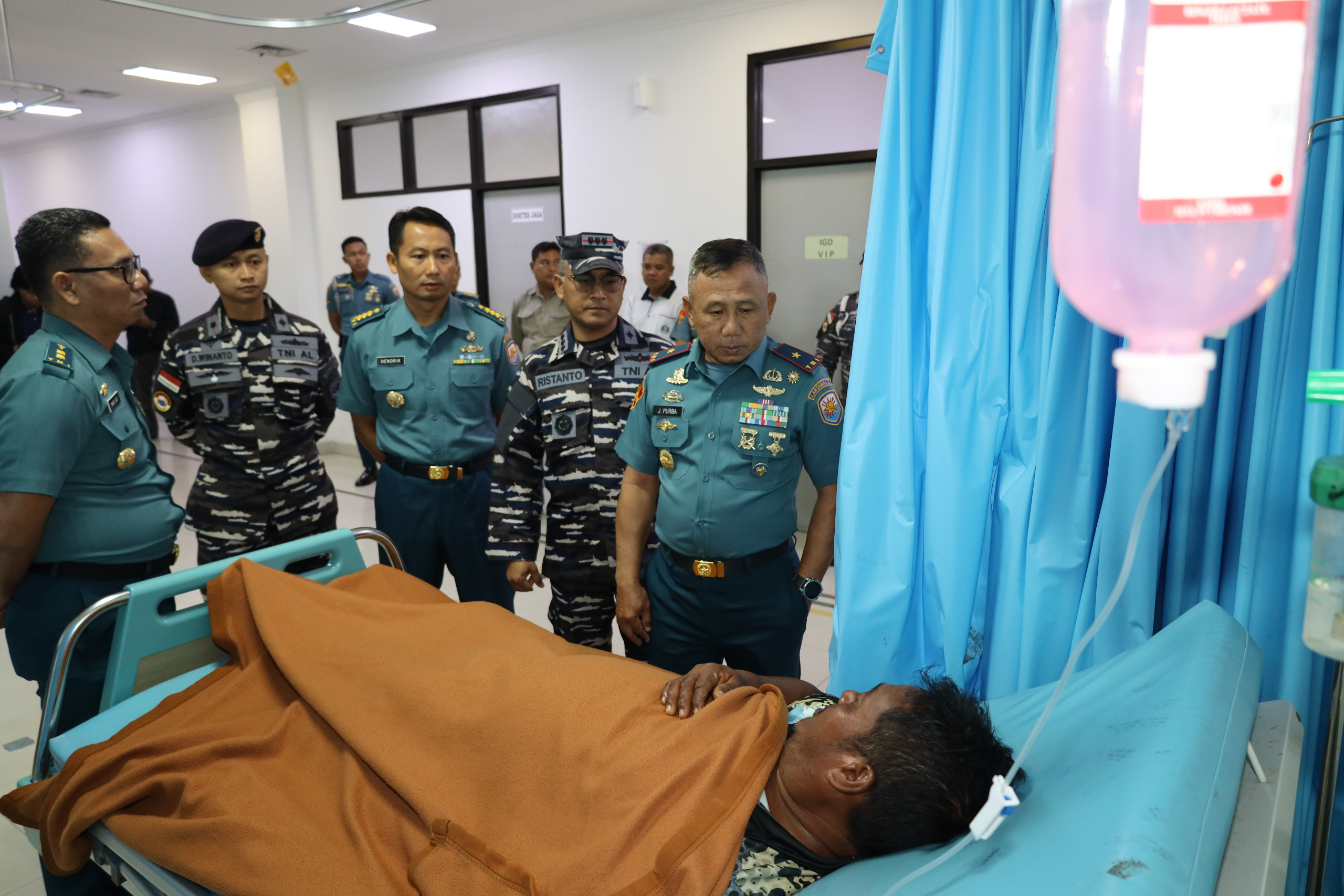 EVAKUASI:  KRI Torani-860 yang tergabung dalam Satgas Patkor Malindo 166/24 mengevakuasi terhadap empat orang WNI, nelayan asal Tanjung Balai Asahan yang mengalami kecelakaan kapal tenggelam.