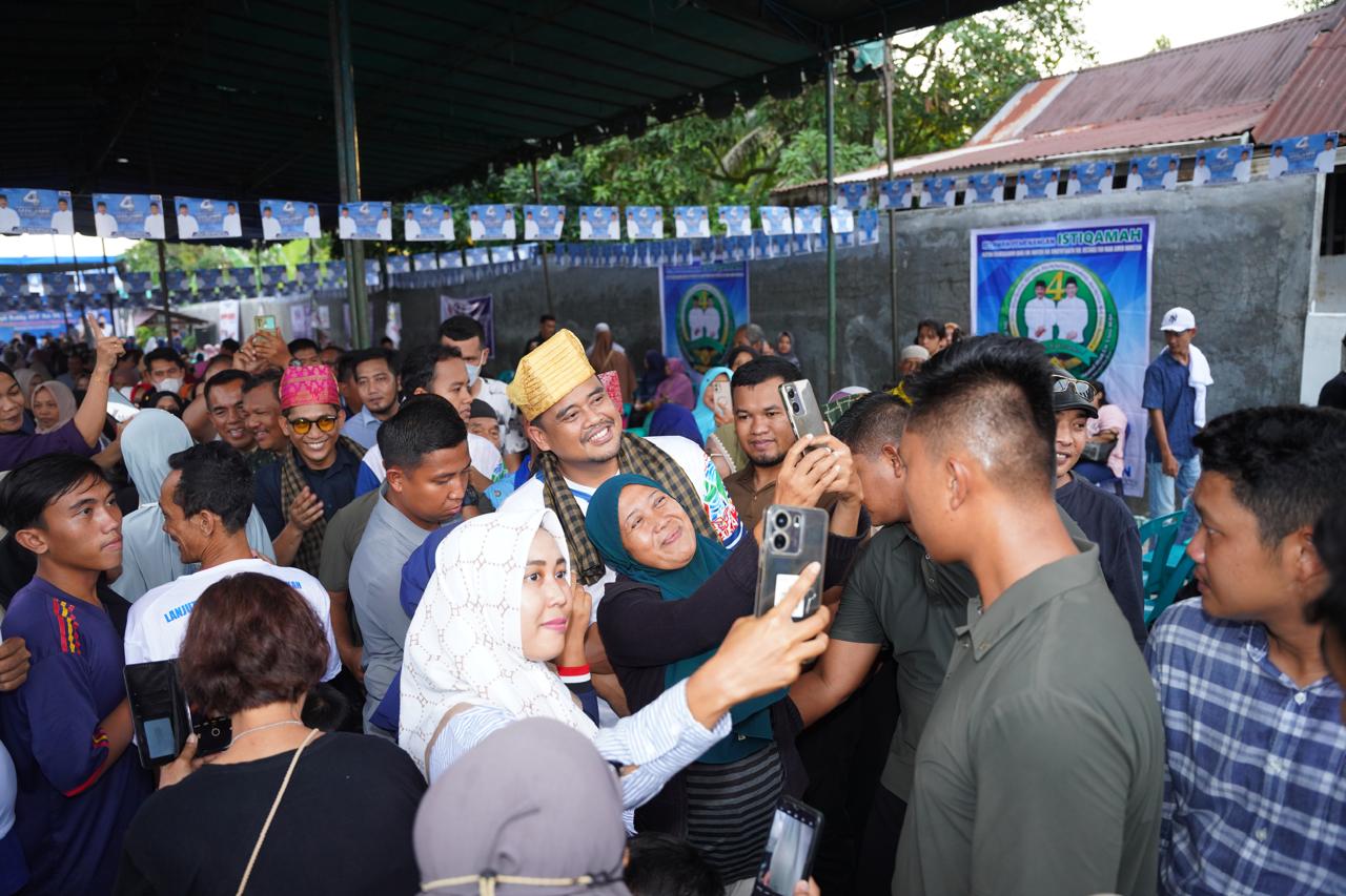 Warga antusias menyambut kedatangan Bobby Nasution&nbsp;saat&nbsp;di&nbsp;Binjai.