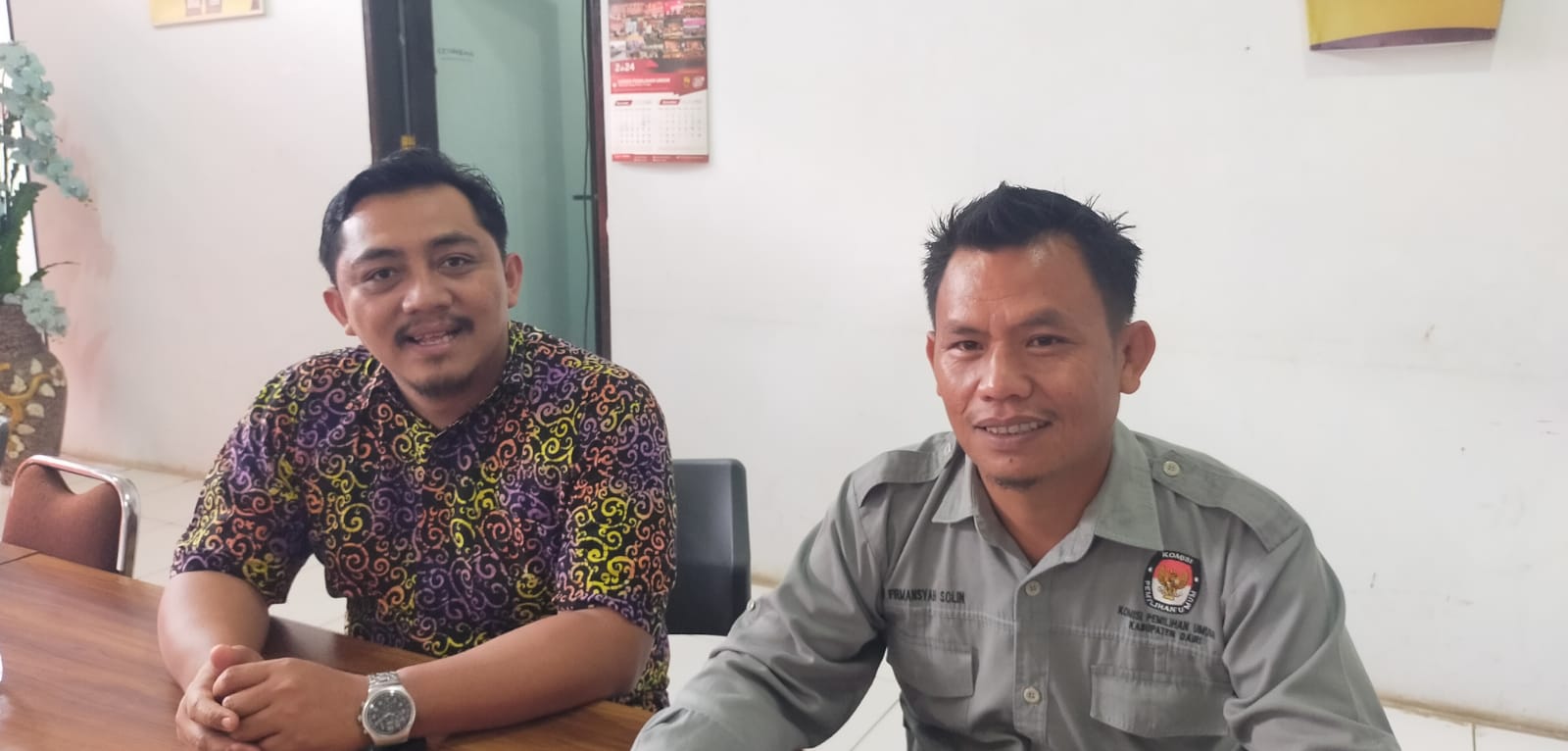 JELASKAN. Koordinator Divisi Teknis Penyelenggaraan Pemilu KPU Dairi, Asih Firmansyah Solin dan Koordinator Divisi Hukum dan Pengawasan, Anggiat Gabe Maruli Tua Sinaga saat menjelaskan.
