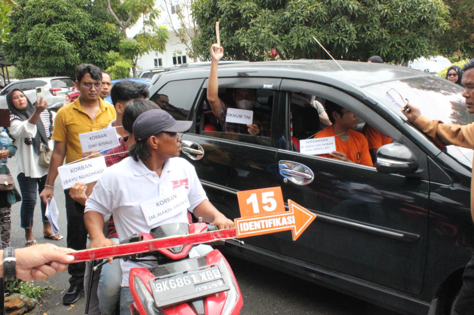 REKONSTRUKSI: Salah satu Adegan dalam rekontruksi saat korban bersama 2 temannya berboncengan di Pepet mobil tersangka.(&nbsp;FADLY/SUMUT)