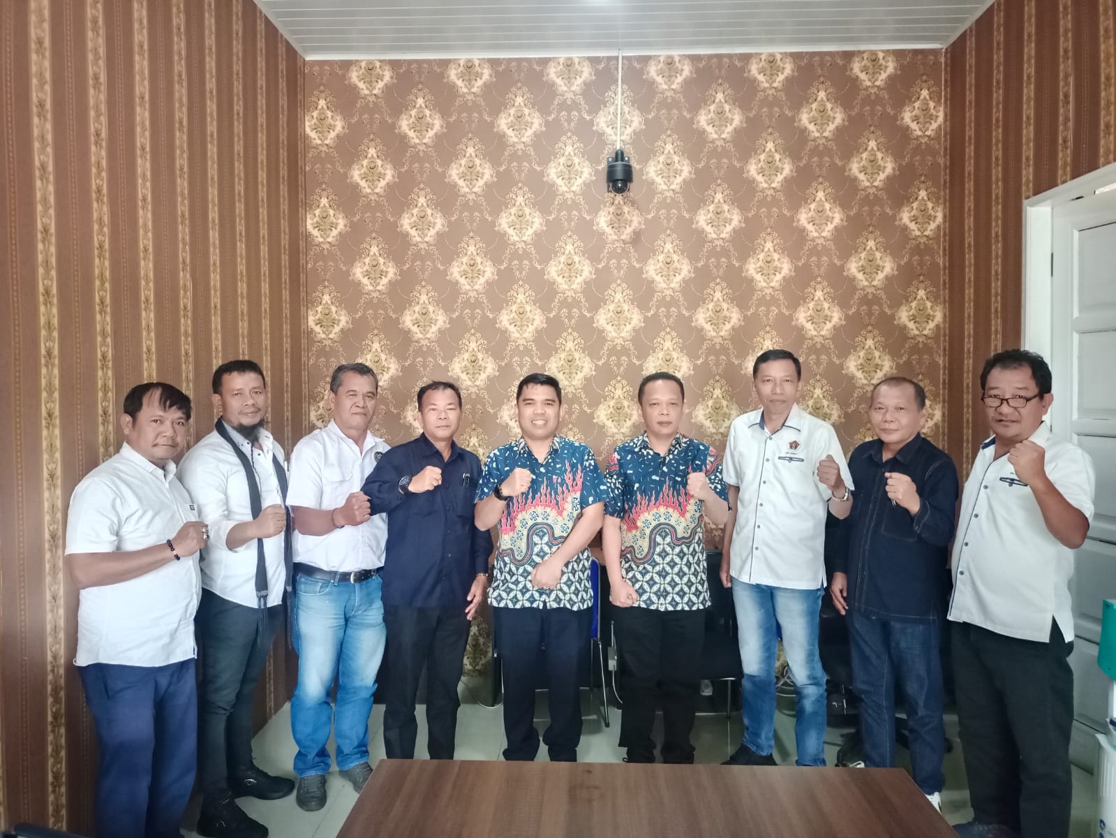 BERSAMA: Pantia Natal PWI Sumut tahun 2024 ketika foto bersama dengan Koordinator Bidang Intelijen Kejatisu Yos A Tarigan SH MH dan Kepala Seksi Penkum Kejati Sumut Adre Wanda Ginting.