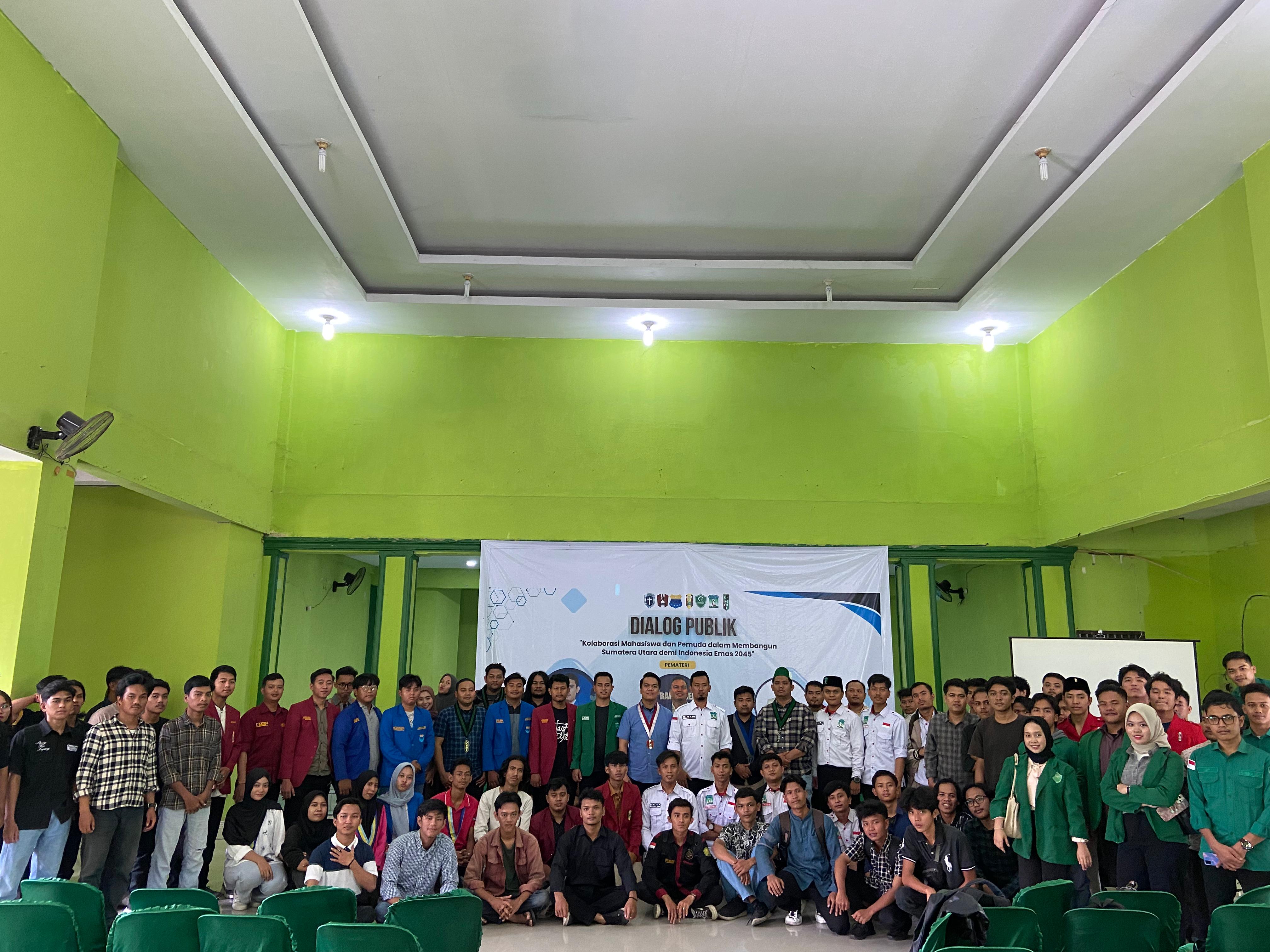 Kelompok Cipayung Plus Sumut, yang terdiri dari KAMMI, IMM, HMI, HIMMAH, GMKI, GMNI, dan PMII, berfoto bersama usai menggelar Dialog Publik di Jalan Sisingamangaraja Kota Medan.