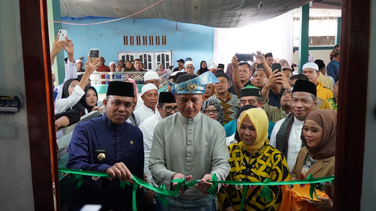 Diskominfo Langkat/Sumut Pos  PERESMIAN: Anggota DPR RI, Musa Rajekshah memotong pita peresmian Masjid Al Musannif Nurut Taqwa di Desa Jaring Halus.