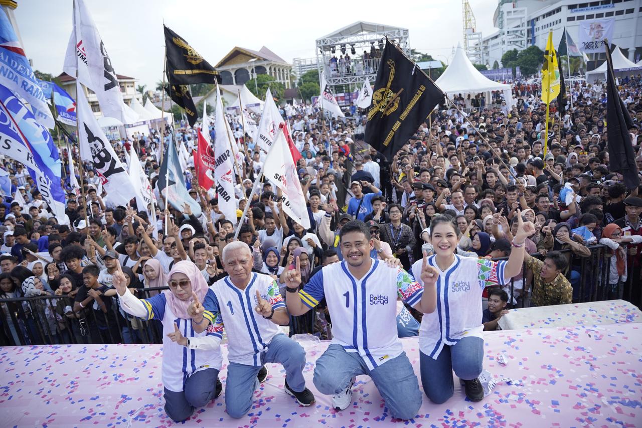 Pasangan Bobby-Surya saat kampanye terakhir di Lapangan Astaka, Jalan Willem Iskandar, Deliserdang, Sabtu&nbsp;(23/11/2024).