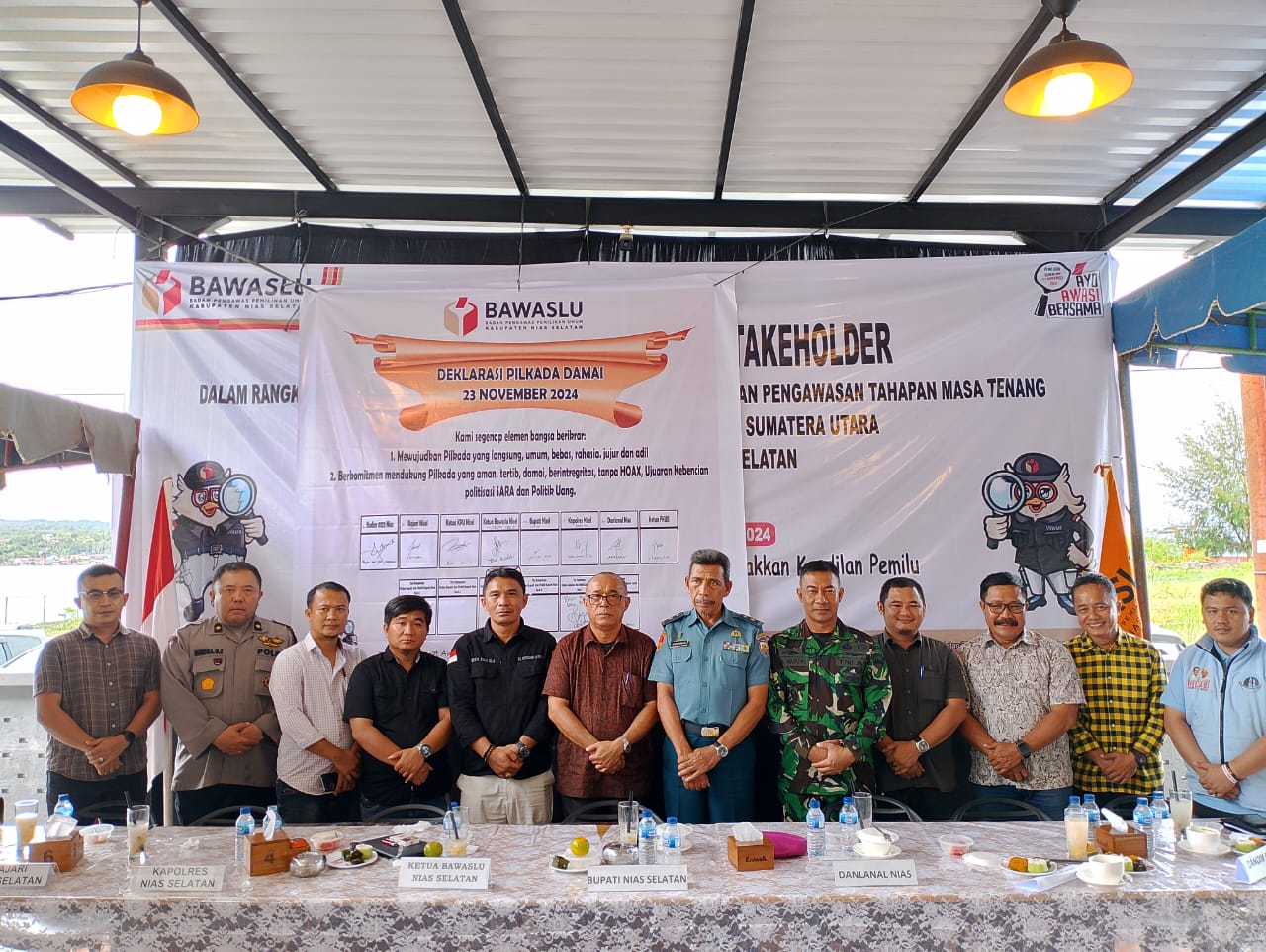 BERSAMA: Pimpinan Bawaslu, Ketua KPU Nisel beserta Forkopimda diabadikan bersama usai penandatanganan Deklarasi Pilkada Damai, Sabtu (23/11).
