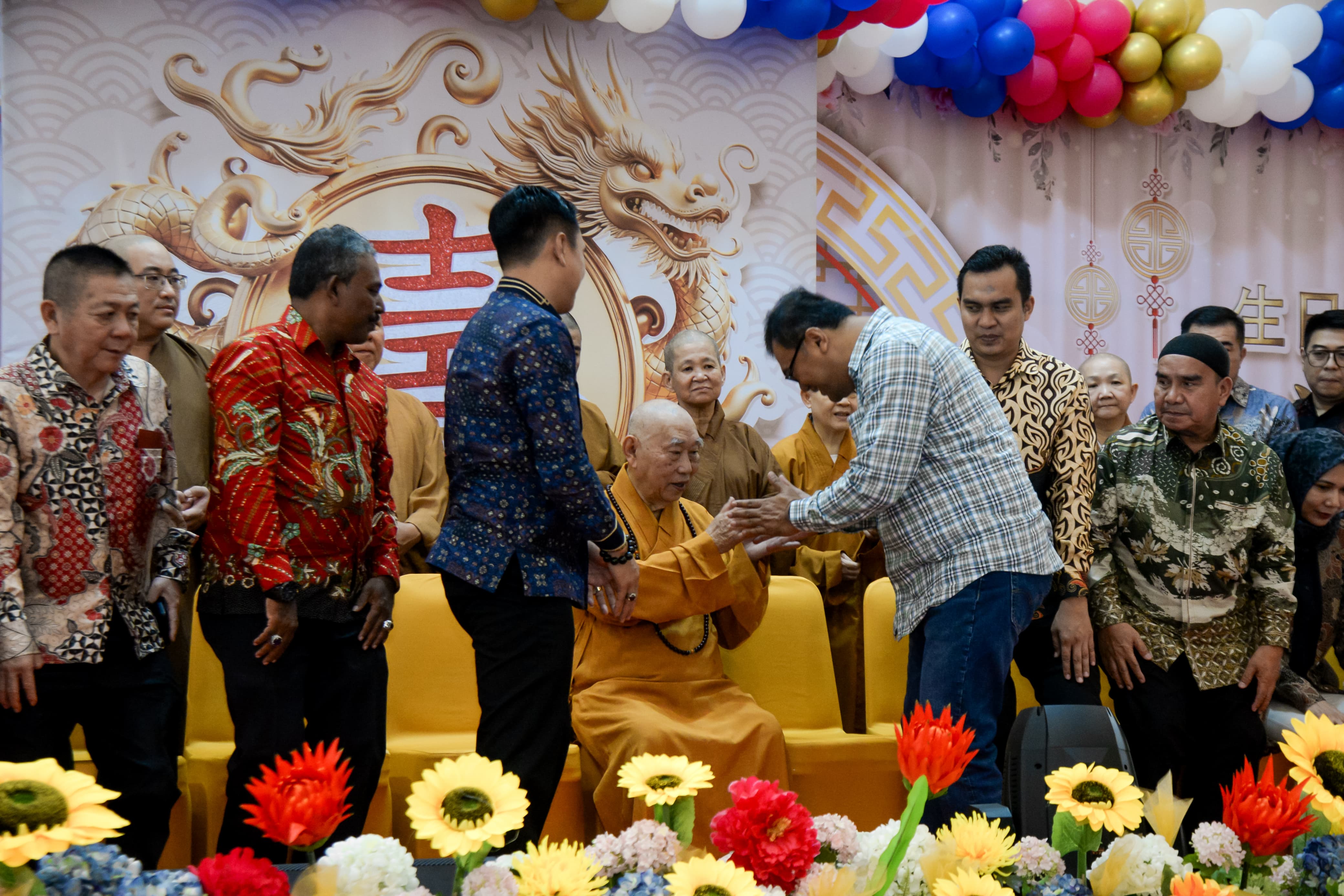 HADIRI: Tokoh masyarakat Deliserdang dr. Asri Ludin Tambunan  menghadiri HUT ke 85 tahun YM Bhiksu Dharma Virya Mahasthavira yang digelar di Sibolangit. FOTO: ISTIMEWA/SUMUT&nbsp;POS