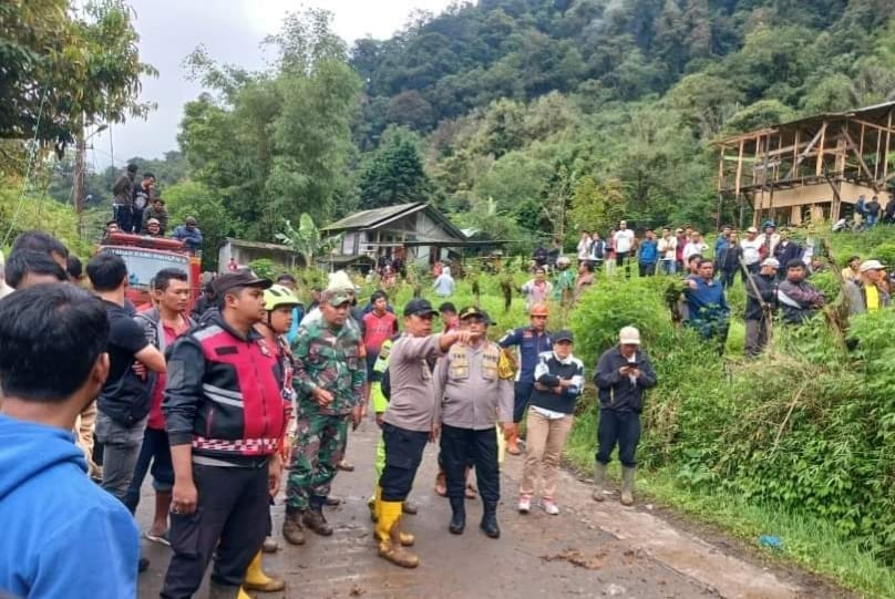 LONGSOR: Kapolres Karo, TNI dan BPBD Karo melakukan evakuasi para korban tanah longsor di sejumlah titik di Tanah karo, Sabtu&nbsp;(23/11)&nbsp;malam.