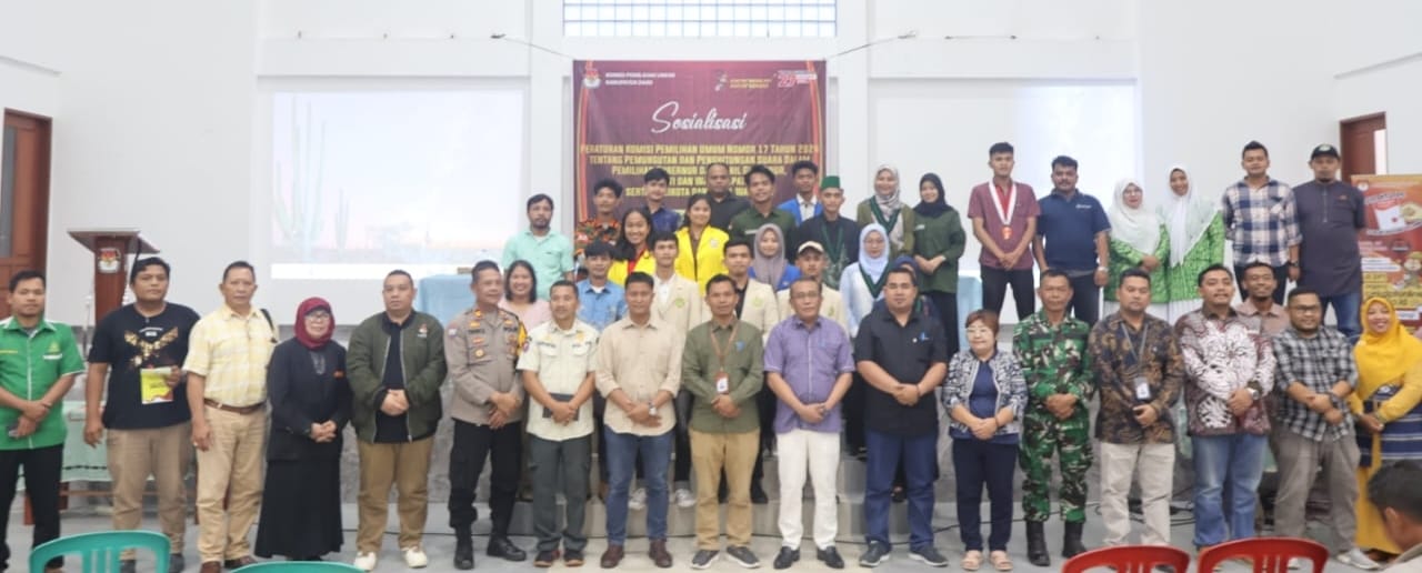DIABADIKAN. Ketua KPU Dairi Ariyanto Tinendung, Pj Sekda Dairi Jonny Hutasoit, dan peserta Sosialisasi PKPU Nomor 7 Tahun 2024 di Aula SMA Santu Petrus Sidikalang, Sabtu (23/11).&nbsp;(Istimewa)