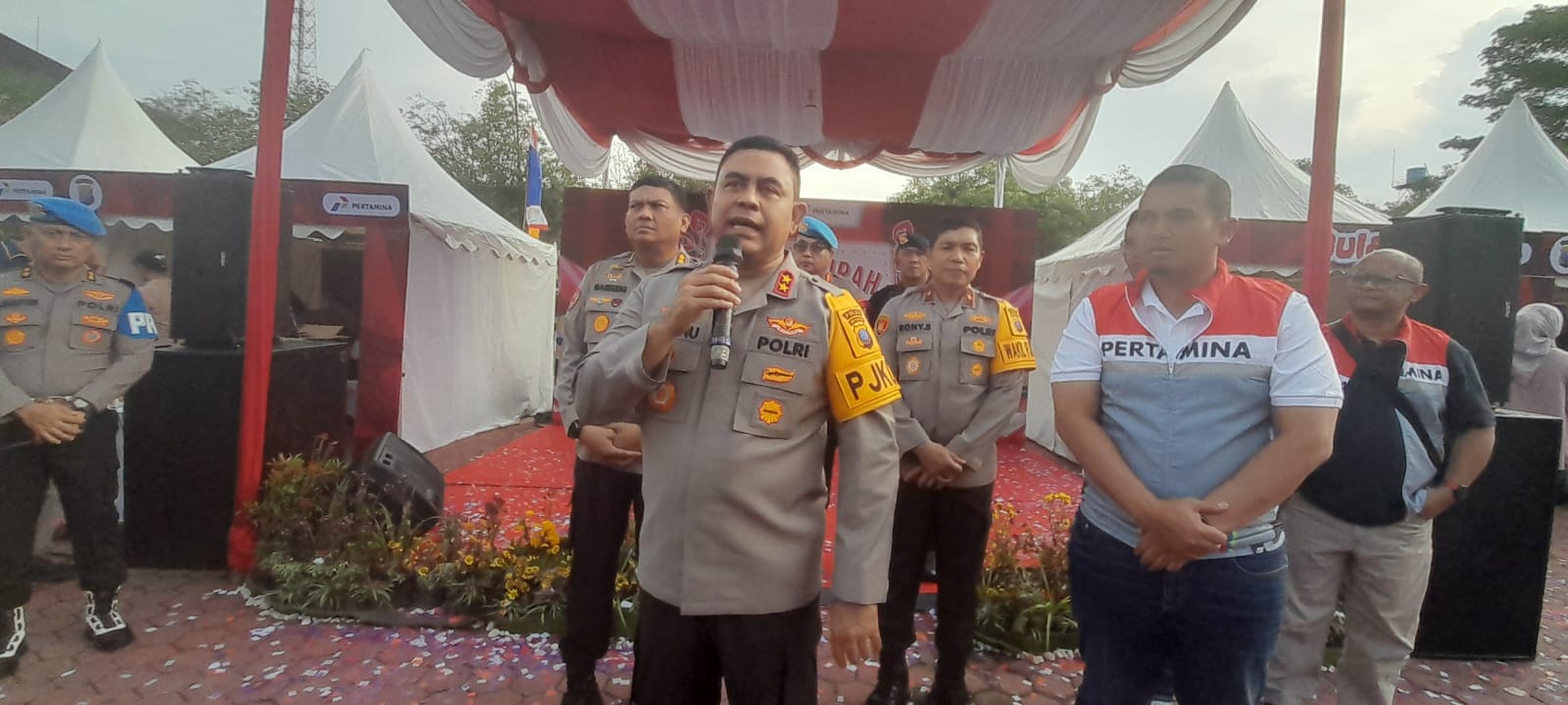 KONPERS: Kapolda Sumut, Irjen Pol Whisnu Hermawan Februanto bersama pihak Pertamina saat menggelar Konferensi Pers terkait pasar murah dan pengamanan Pemilukada Serentak 2024 di Lapangan Mapolda Sumut