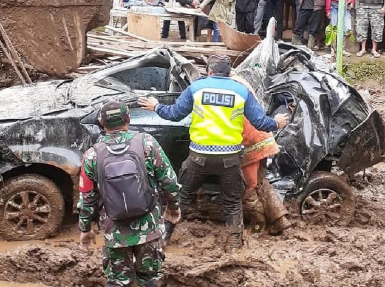 EVAKUASI: Petugas kepolisian, personel TNI, BPBD Tanah Karo dan masyarakat mengevakuasi para korban yang tertimbun longsor. FOTO: SOLIDEO/SUMUT&nbsp;POS.