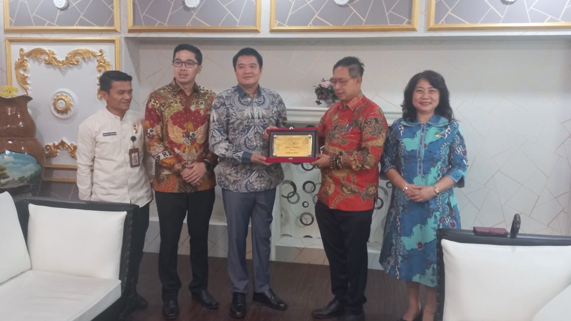 KUNJUNGAN: Ketua DPRD Kota Medan, Wong Chun Sen, menerima kunjungan silaturahmi Konsul Jenderal Republik Rakyat Tiongkok (Konjen RRT) di Medan,  Zhang Min, Jumat (22/11).