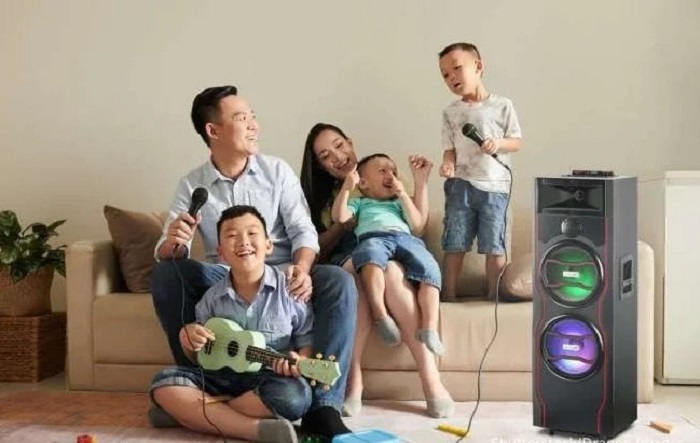 ILUSTRASI: Sekeluarga berkaraoke bersama menggunakan speaker&nbsp;produk&nbsp;Sharp.