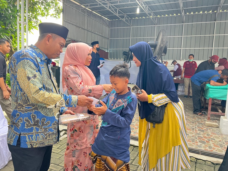 BERIKAN: Darma Wijaya didampingi  isteri Hj.Rosmaida Saragih saat berikan bingkisan kepada anak yang dikhitan.(FADLY/SUMUT&nbsp;POS)