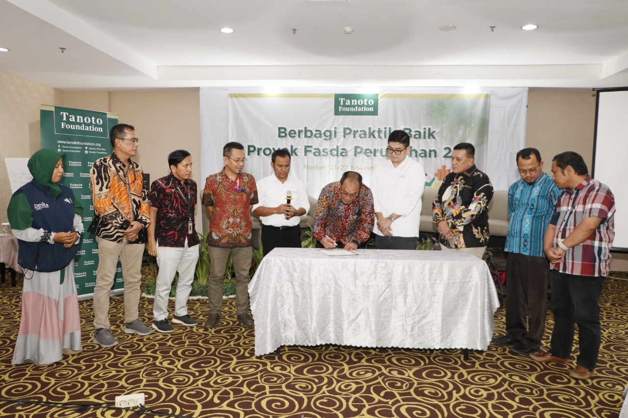 Kepala BBGP Sumut Joko Ahmad Julifan menandatangani komitmen Peningkatan Kualitas pendidikan Sumut pada kegiatan Berbagi Praktik Baik Proyek fasda Perubahan 2.0 peningatan Literasi&nbsp;dan&nbsp;Numerasi