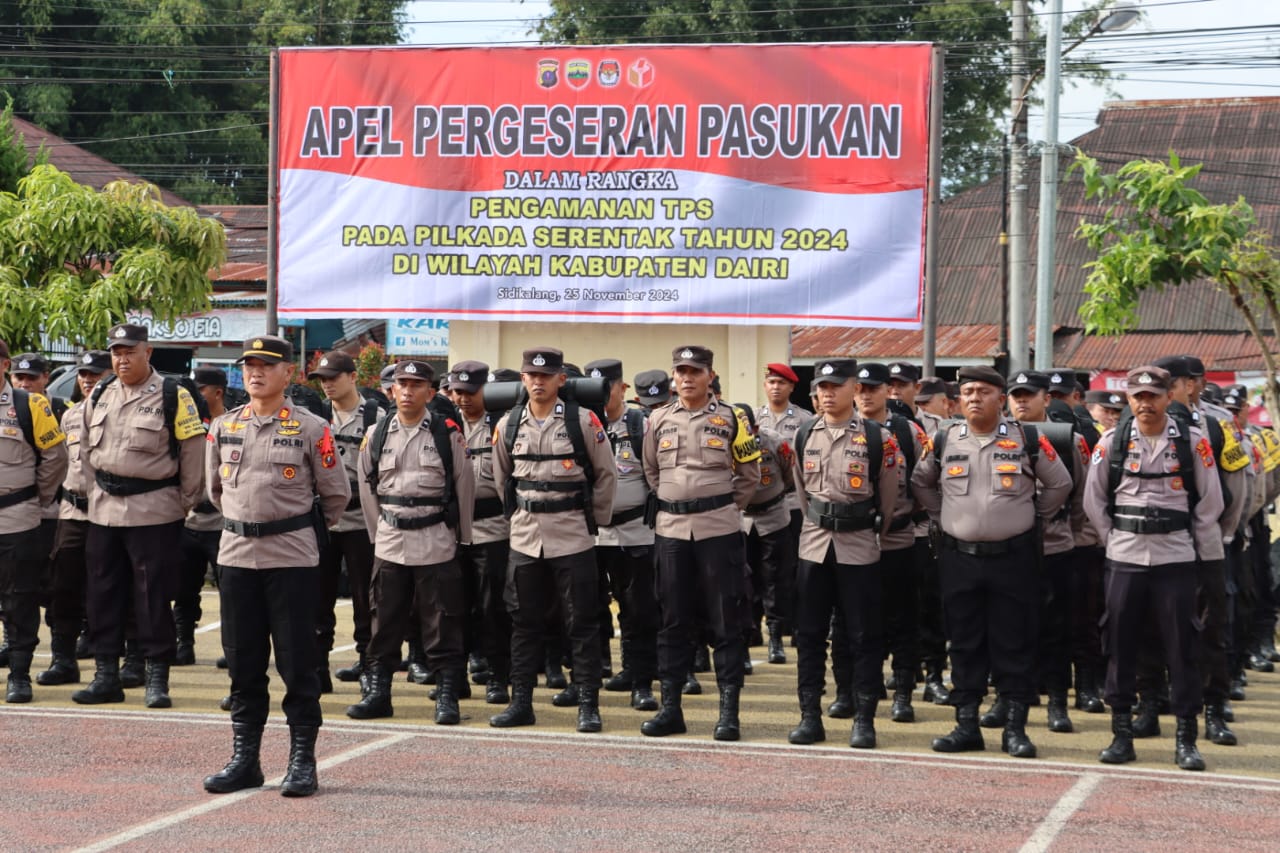 PERGESERAN PASUKAN:  Polres Dairi lakukan pergeseran pasulan untuk pengamanan TPS 2 hari jelang Pilkada Dairi 2024 di Mapolres Dairi, Senin (25/11/2024).istimewa/SUMUT&nbsp;pos