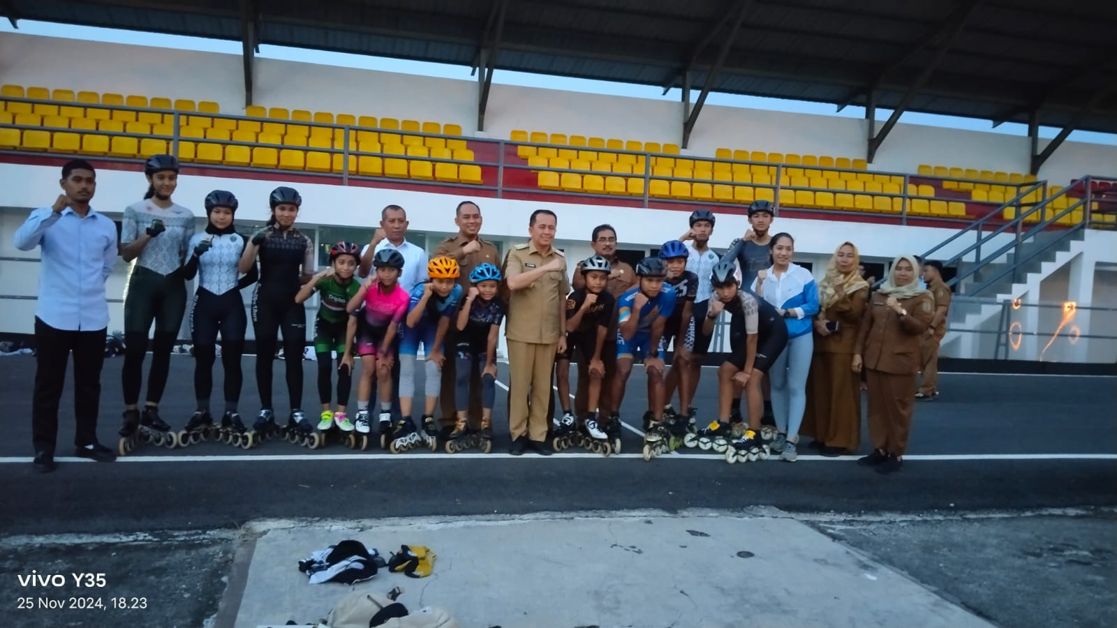 BERSAMA: Pj Gubsu Agus Fatoni bersama atlet sepatu roda Sumut yang akan tampil di Kejurnas PIN. (Dispora Sumut)