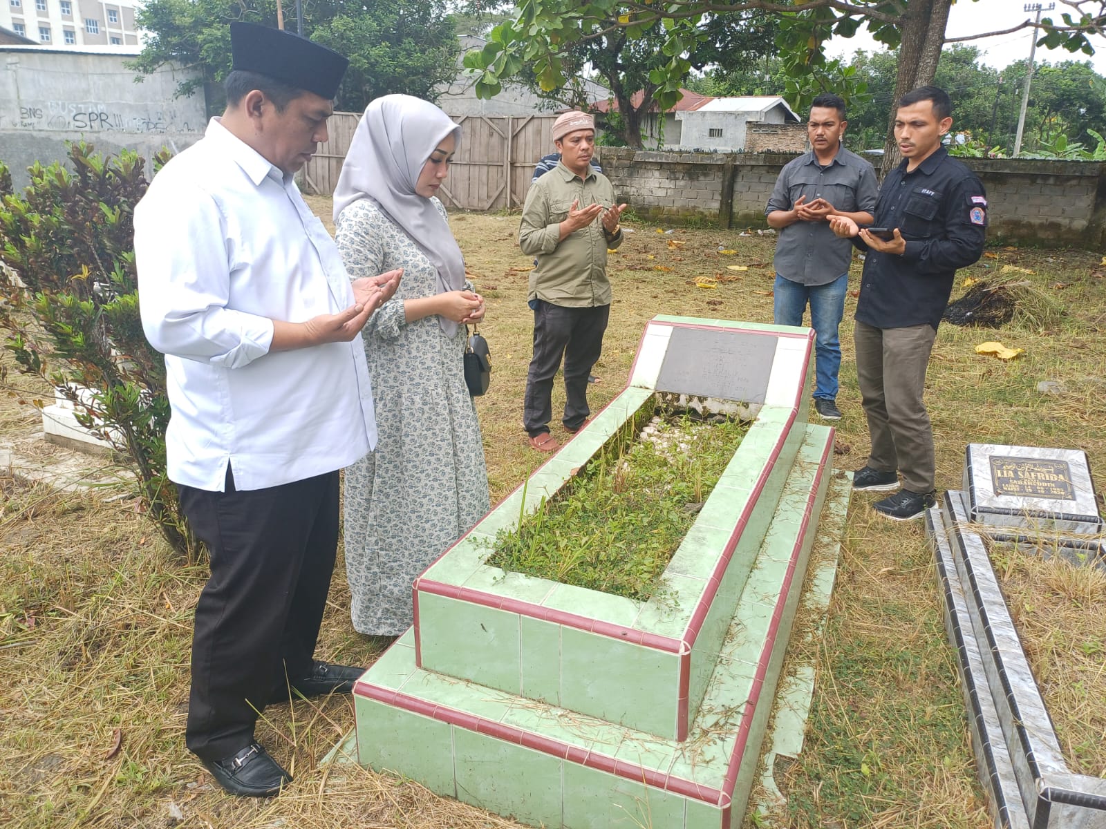 ZIARAH: Calon Wakil Wali Kota Medan nomor urut 2, Abdul Rani bersama istri Yenita Suandi berziarah ke makam dan mendoakan kedua&nbsp;orangtuanya.(Markus Pasaribu/Sumut Pos)