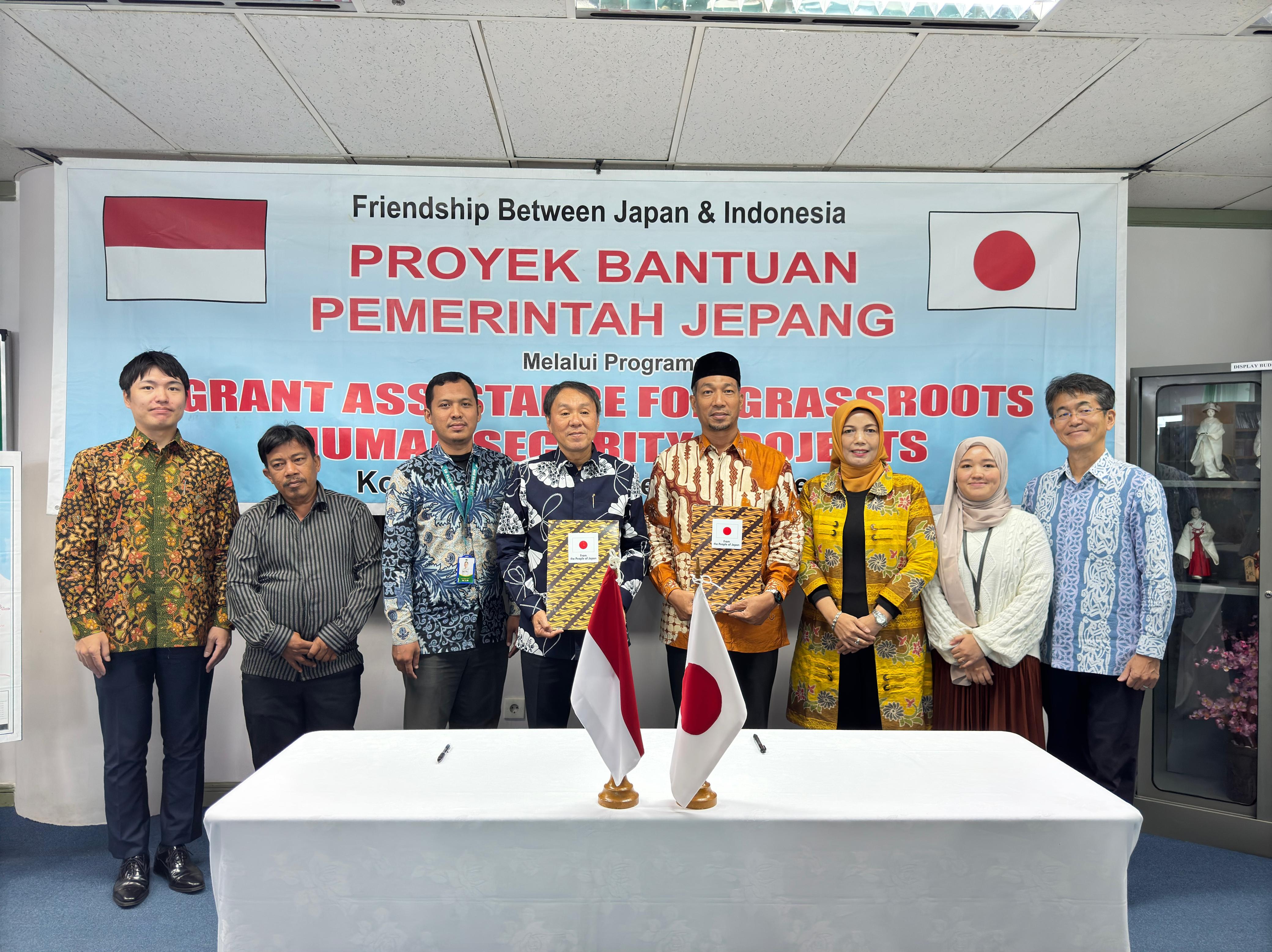 HIBAH:  Penandatanganan kontrak bantuan hibah antara  Konsul Jenderal Jepang di Medan, Dr. TAKONAI Susumu dengan  Ketua Yayasan Pendidikan Islam Haji Masri (YPIHM) Darul Ilmi Murni.