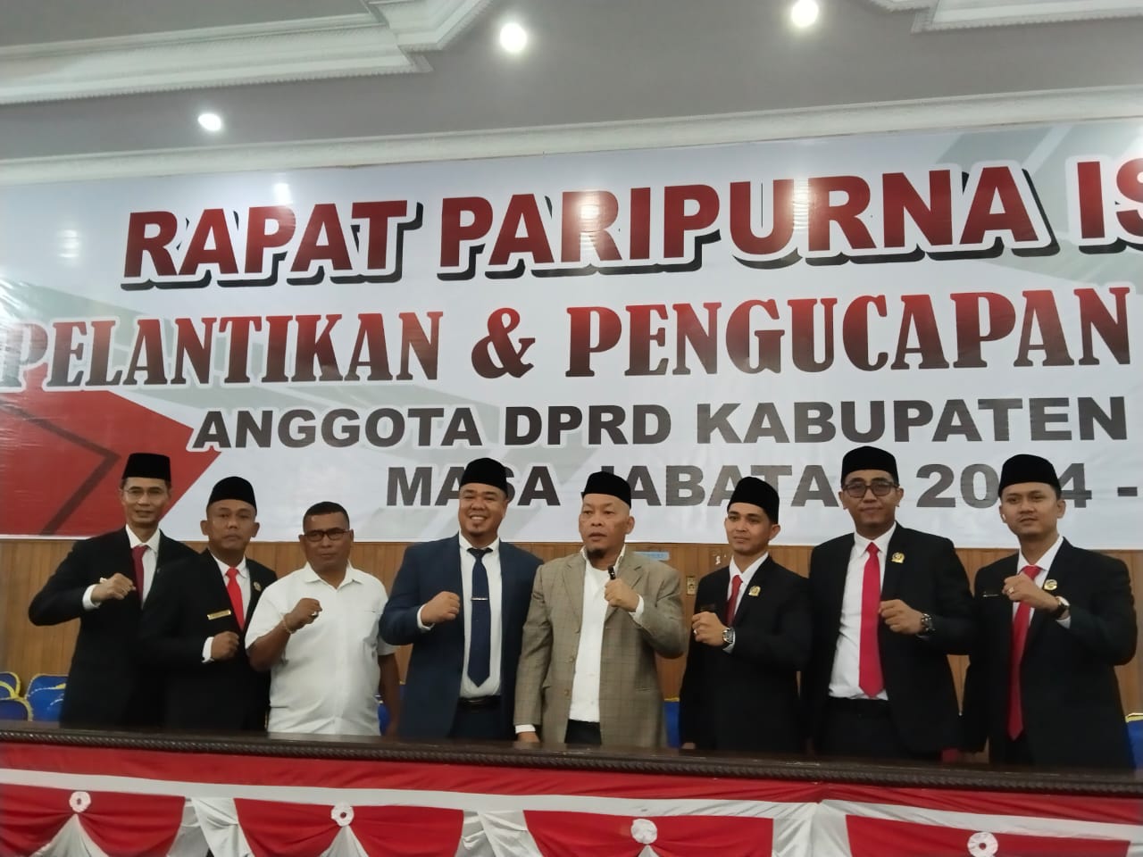 BERSAMA: Ketua DPC Gerindra Batubara Syafrizal bersama Anggota DPRD Sumut DR Arivai Tambunan dan 6 Anggota DPRD  Batubara Fraksi Gerindra Dilantik saat Paripurna Istimewa, Senin(27/11).