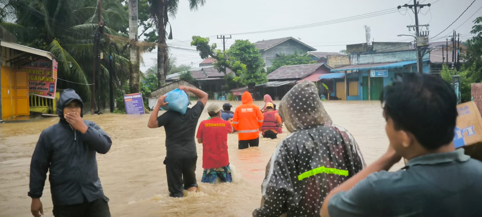 EVAKUASI: Proses evakuasi yang dilakukan BPBD Binjai di Kelurahan Berngam,&nbsp;Binjai&nbsp;Kota.(Teddy Akbari/Sumut Pos)