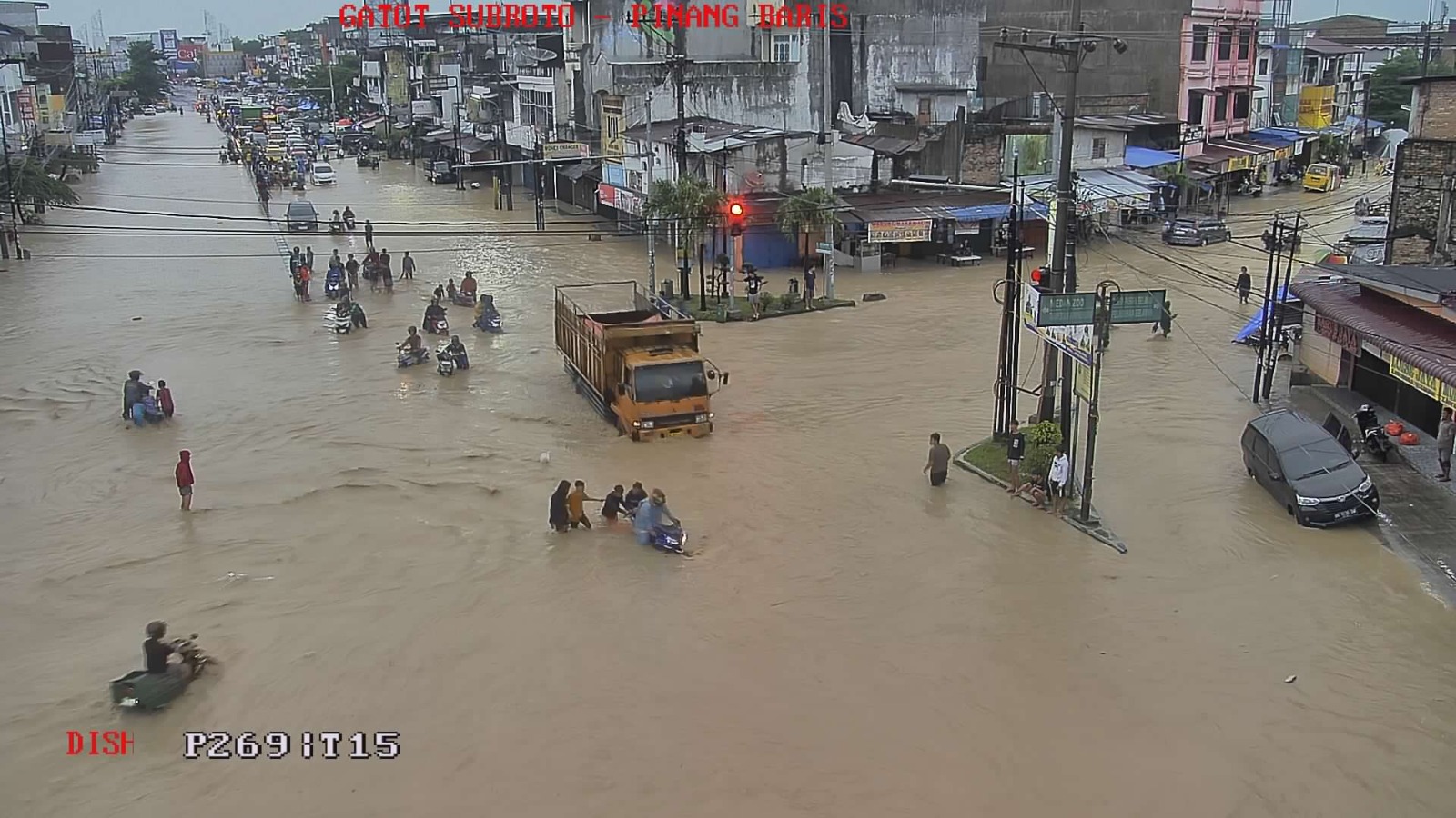 TERJEBAK: Sejumlah pengendara roda dua dan empat terjebak banjir di Jalan Gatot Subroto, percisnya simpang empat Kampung Lalang Medan.&nbsp;Rabu&nbsp;(27/11).