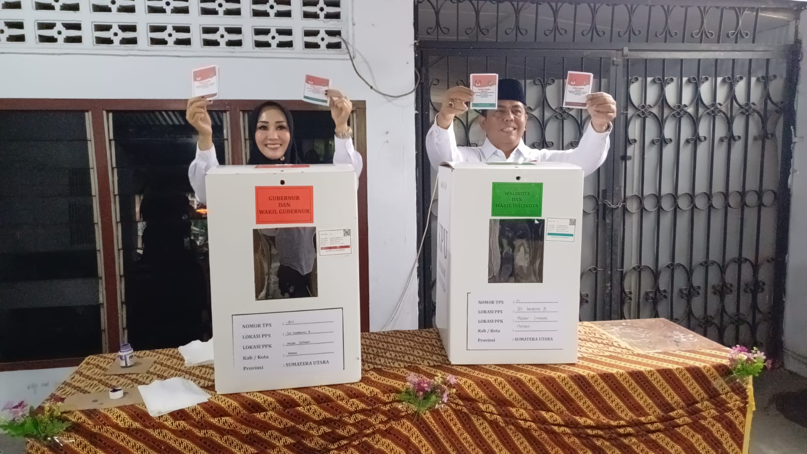 KOTAK SUARA: Calon Wakil Wali Kota Medan nomor urut 2, Abdul Rani bersama istri menunjukkan surat suara untuk dimasukkan ke kotak suara di TPS 014 di Jalan Garuda,&nbsp;Rabu&nbsp;(27/11).