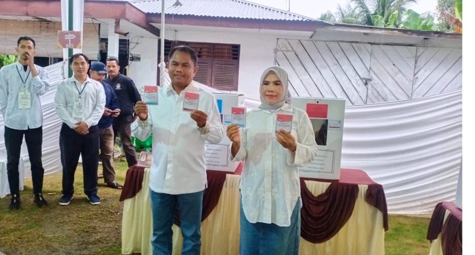 HAK PILIH: Bupati Serdang Bedagai, Darma Wijaya berserta keluarga dan Wabup Sergai H.Adlin Tambunan beserta keluarga menggunakan hak pilihnya di TPS masing masing. (FADLY/SUMUT&nbsp;POS)