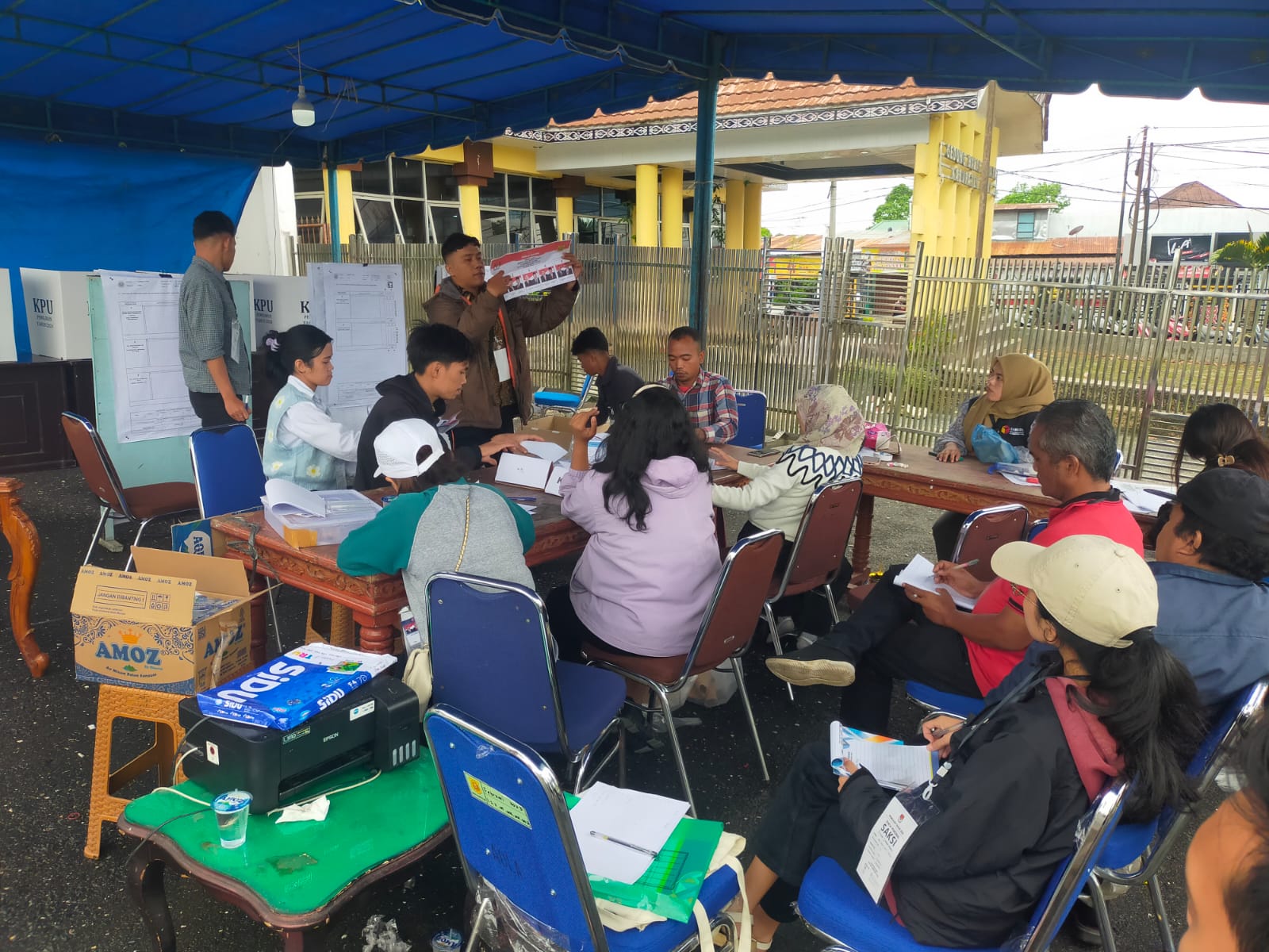 HITUNG SUARA: KPPS TPS 02 depan Pendopo Bupati Dairi, Kelurahan Sidikalang, saat melakukan proses perhitungan suara Pilkada Dairi, Rabu (27/11/2024).RUDY SITANGGANG/SUMUT&nbsp;POS.