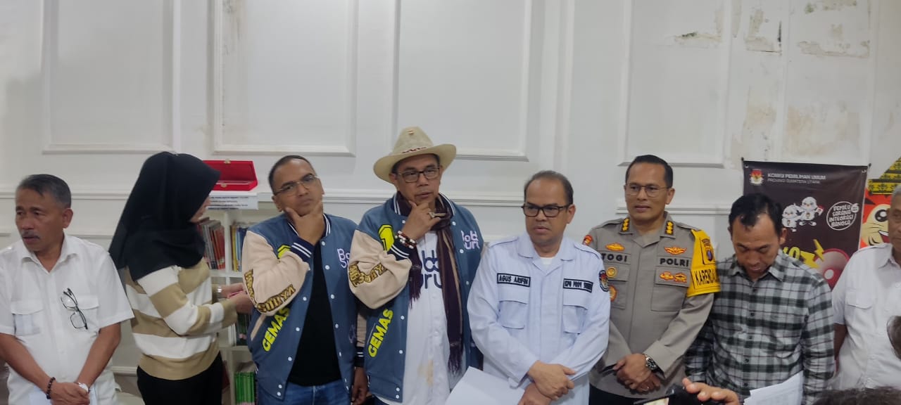 SIARAN PERS: Ketua KPU Sumut, Agus Arifin saat menggelar siaran pers, Rabu&nbsp;(27/11/2024).
