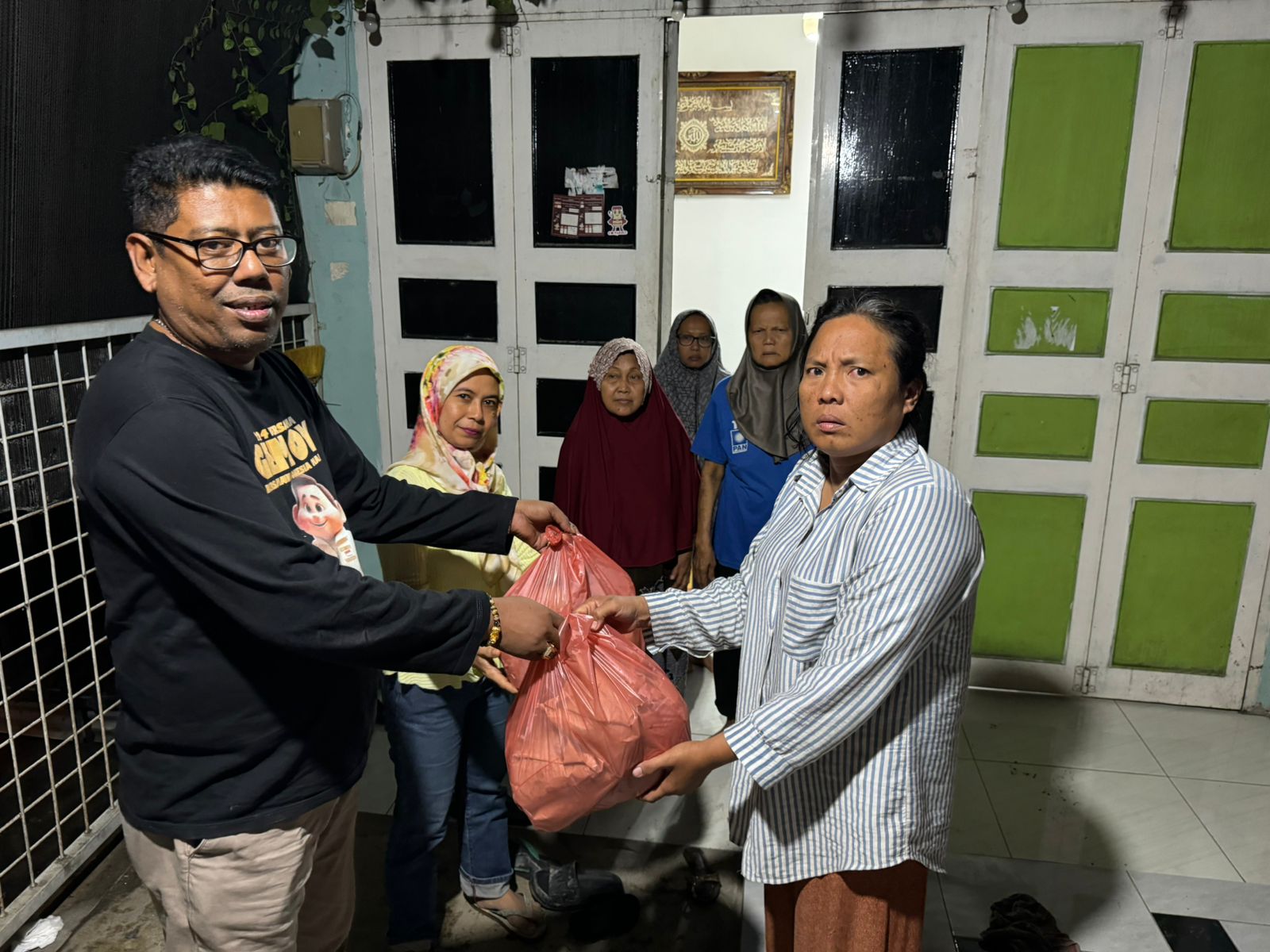 Tim Pemenangan Bobby-Surya saat memberikan bantuan kepada korban banjir di Kota Medan&nbsp;sekitarnya.