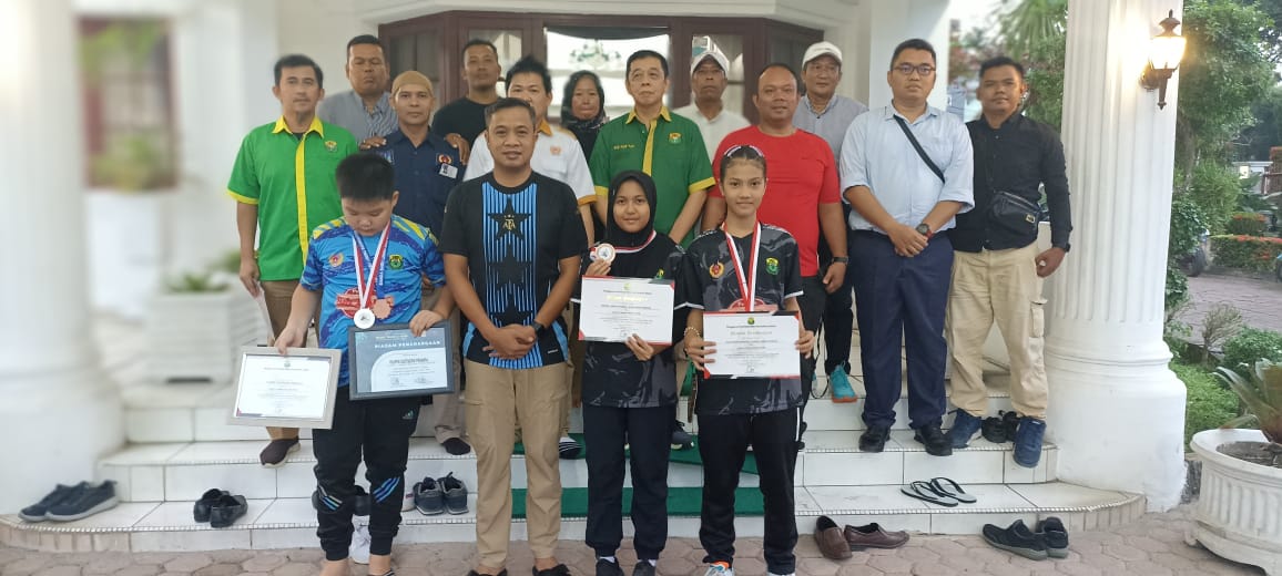 BERSAMA : Pj Wali Kota Moettaqien Hasrimi bersama dengan Pengurus KONI, pengurus Cabor&nbsp;dan&nbsp;atlit&nbsp;PBSI.(ISTIMEWA/SUMUT POS)