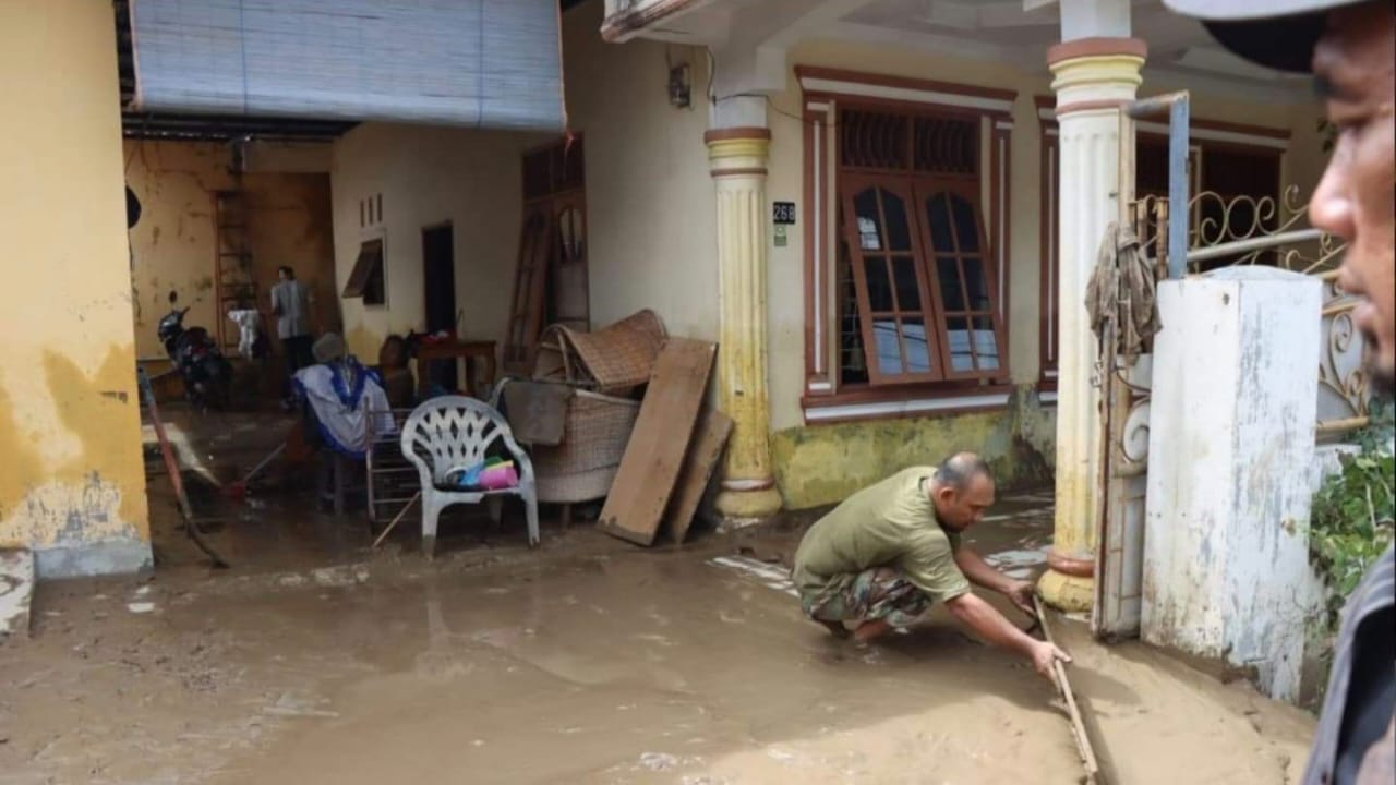 BERLUMPUR: Kondisi rumah berlumpur usai diterjang banjir di Kelurahan Berngam,&nbsp;Binjai&nbsp;Kota.(Istimewa/Sumut Pos)