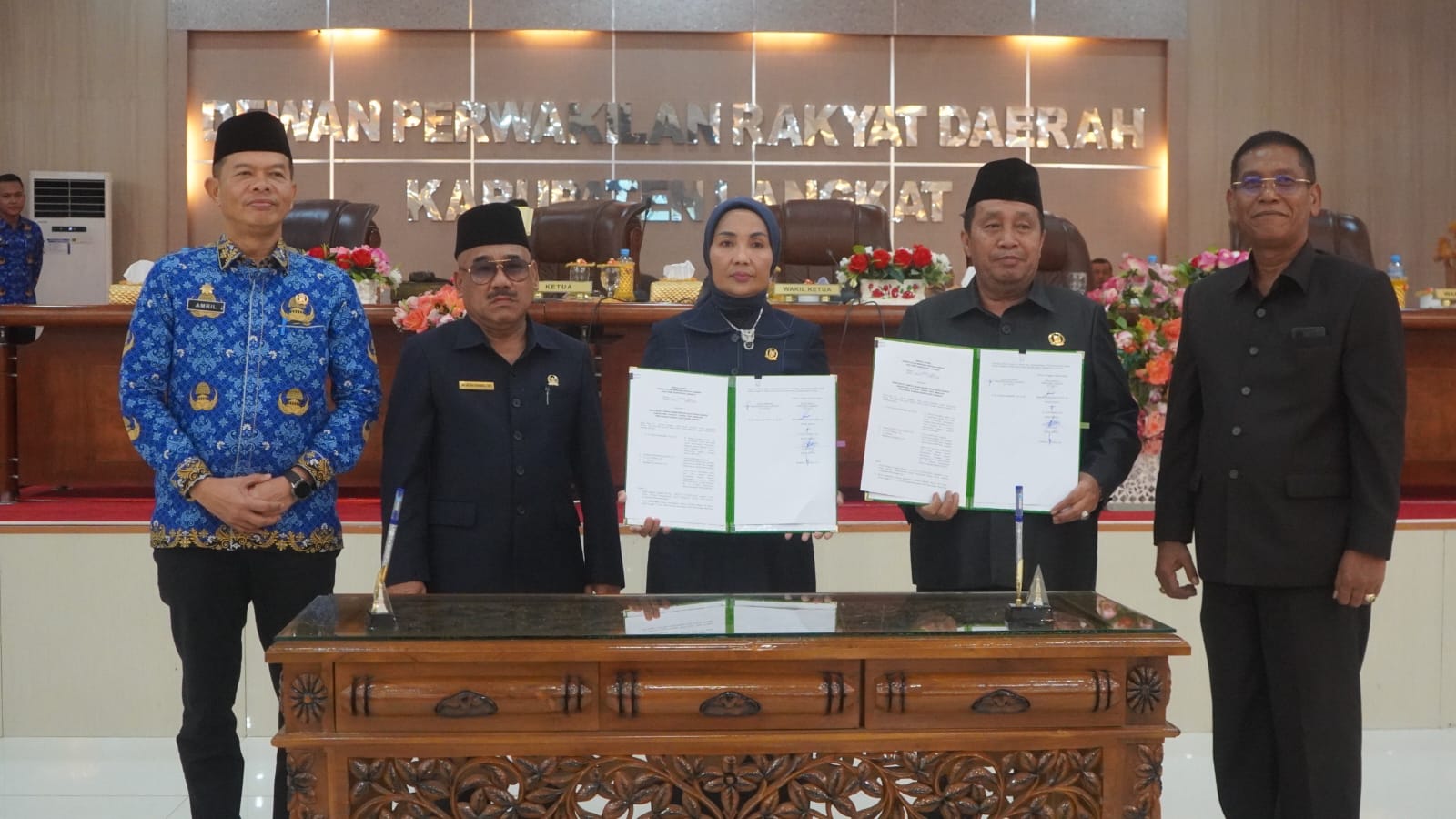 FOTO BERSAMA: Sekda Langkat, Amril (kiri) foto Bersama dengan unsur pimpinan DPRD Langkat.(Diskominfo Langkat/Sumut Pos)