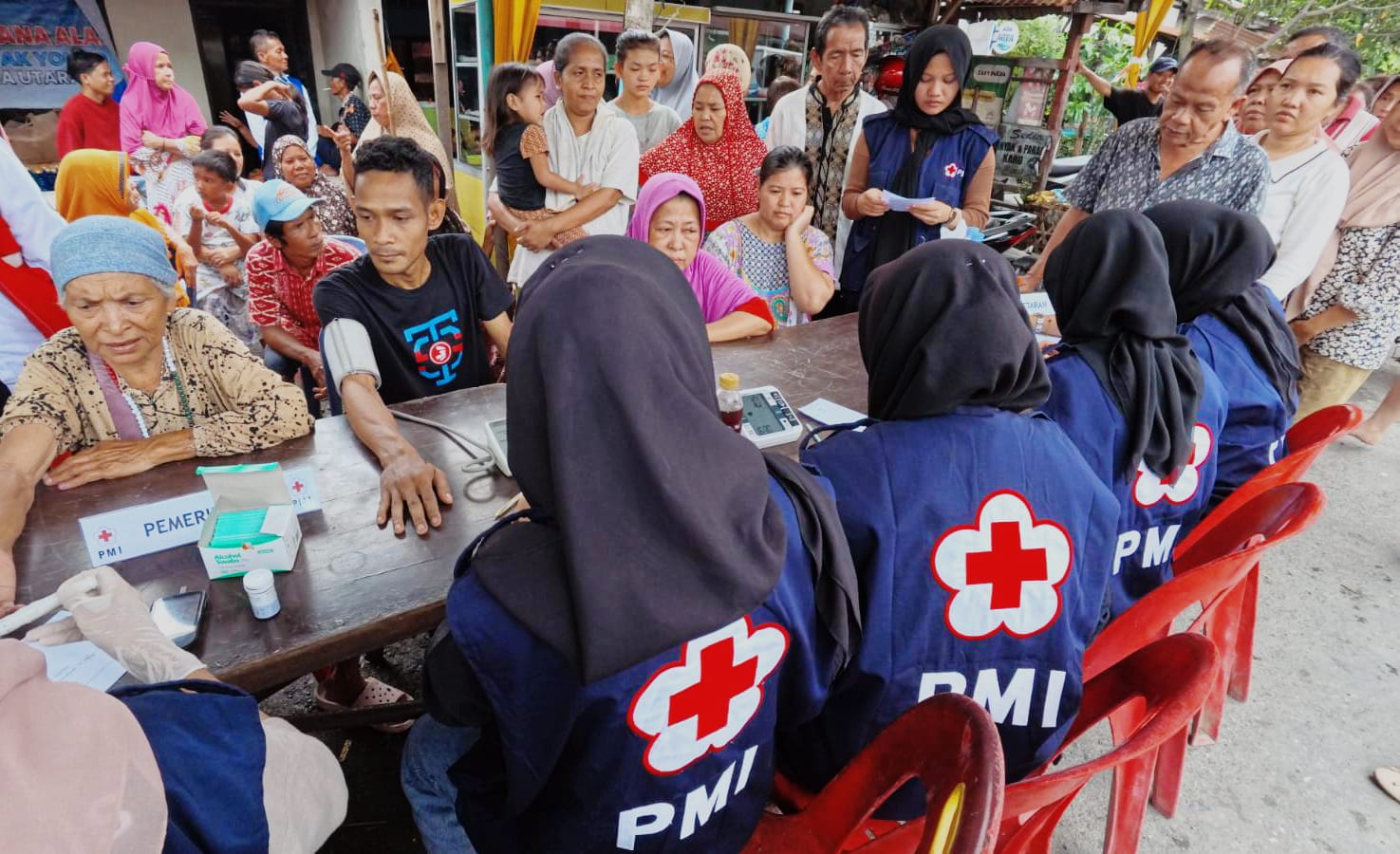 TERDAMPAK BANJIR: PMI Sumut memberikan pelayanan kesehatan bagi masyarakat terdampak banjir di Kecamatan Medan Labuhan,&nbsp;Sabtu&nbsp;(30/11).(ISTIMEWA)