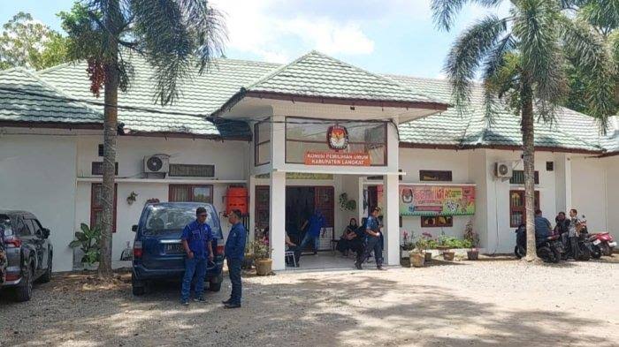 Kantor KPU Langkat di Stabat. (Ist)