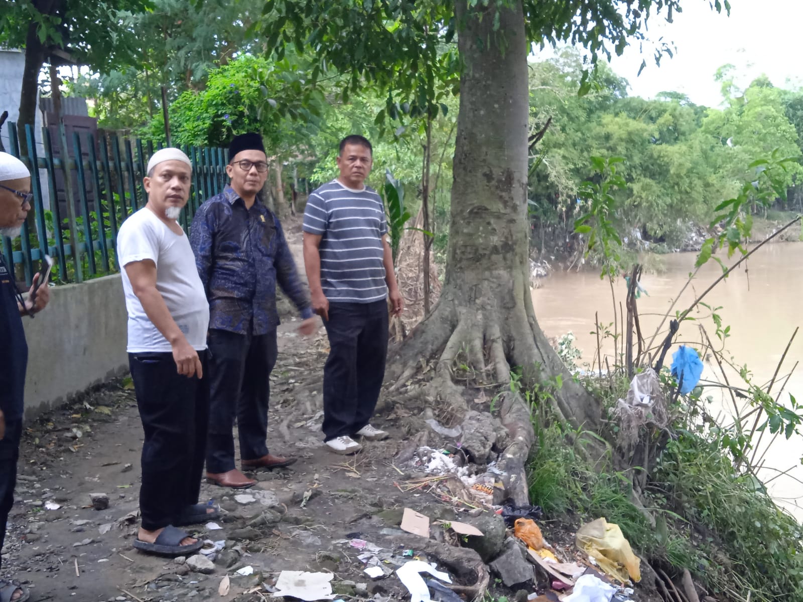 Anggota Komisi IV DPRD Medan, Datuk Iskandar Muda saat mengunjungi kawasan Kampung Lalang, Minggu (1/12/2024).&nbsp;(Ist)