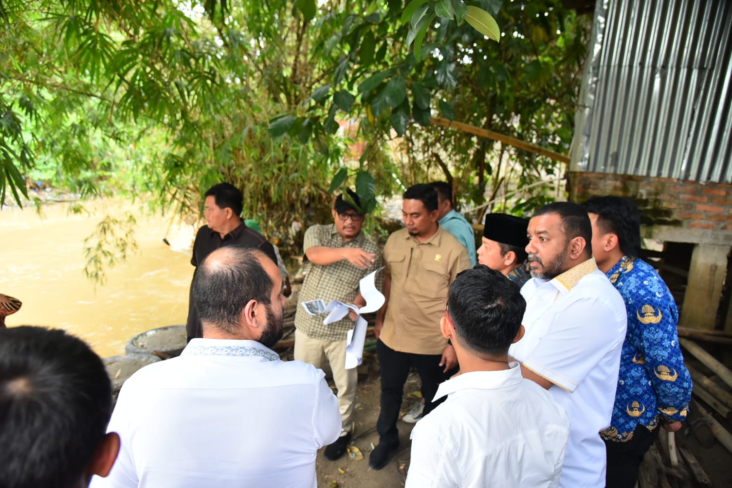 Anggota Komisi IV DPRD Medan, Datuk Iskandar Muda saat mengunjungi kawasan Kampung Lalang, Minggu (1/12/2024).&nbsp;(Ist)