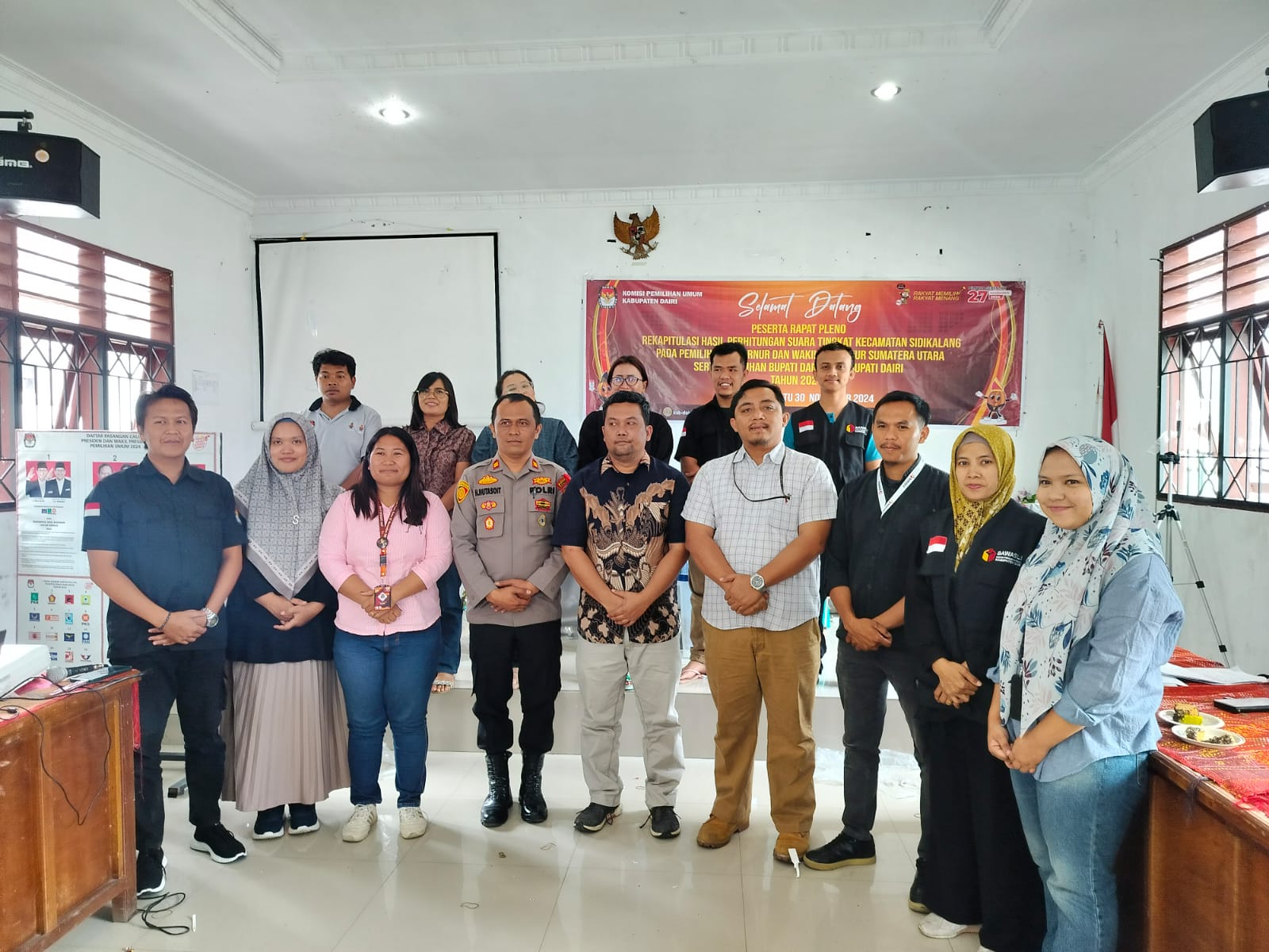 Komisioner KPU Dairi Ridwan Hendra Agustinus Samosir dan Anggiat Gabe Maruli Tua Sinaga saat monitoring rapat pleno PPK Sidikalang, Sabtu (30/11/2024).&nbsp;(Ist)