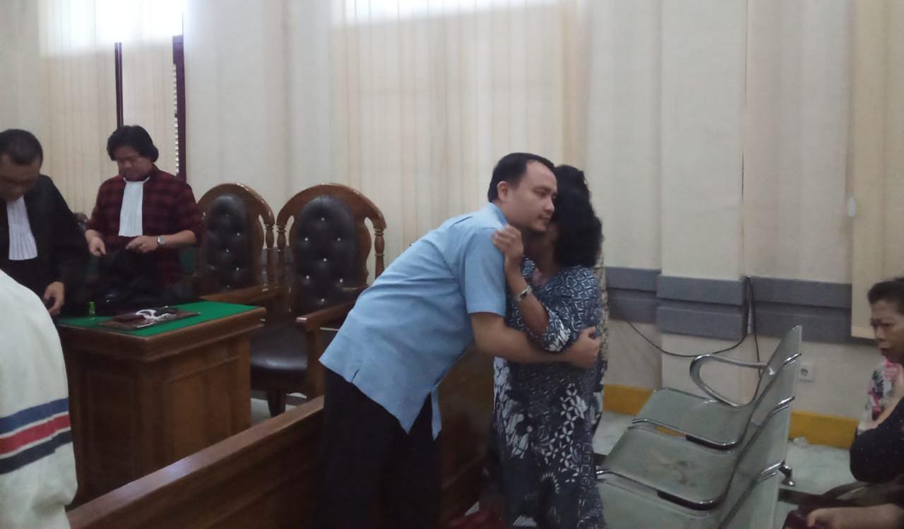 JALANI SIDANG: Louis Jauhari Sitinjak terdakwa pemalsu tanda tangan, saat menjalani sidang di PN Medan. (Dokumen M Agusman/Sumut&nbsp;Pos)
