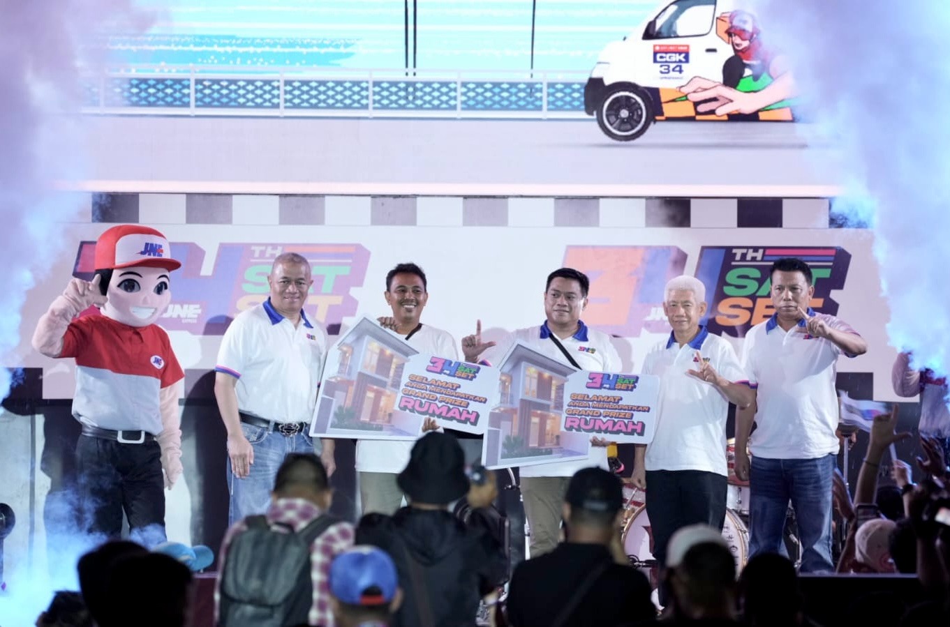RAYAKAN:  JNE rayakan HUT ke-34 tahun dengan menggelar tasyakuran secara hybrid bersama 64 cabang Nasional di Ballroom kantor JNE Pusat Jalan Tomang Raya 11, Jakarta Barat pada 26 November 2024.