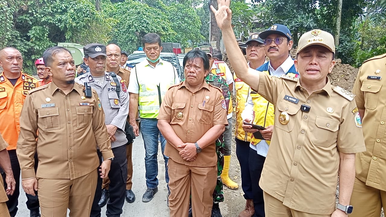 TINJAU: Penjabat (Pj) Gubernur Sumut Agus Fatoni meninjau langsung lokasi paling rawan bencana longsor dan banjir di Kecamatan Sibolangit, Kabupaten Deliserdang, Senin (2/12/2024). ISTIMEWA/SUMUT&nbsp;POS