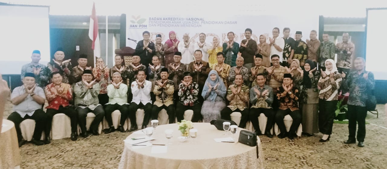 RAKORDA: Prof Dr Khairil Ansari MPd bersama peserta Rakorda II BAN-PDM Sumut di Hotel Emerald&nbsp;Garden&nbsp;Medan.(DEDDI MULIA PURBA/SUMUT POS)
